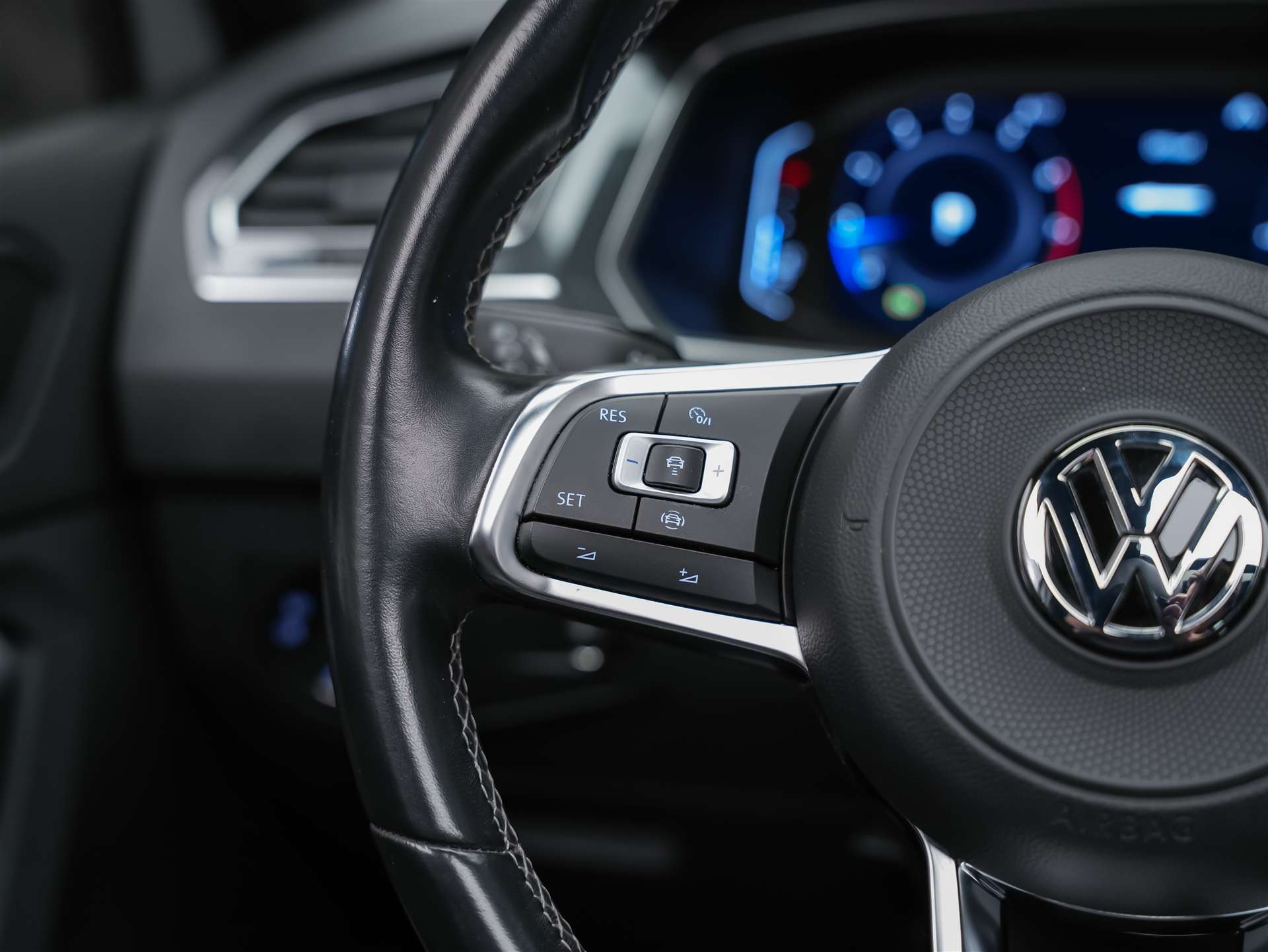 VW Tiguan 2.0TSI Highline R-Line 4Motion DSG *Panorama*Head-Up*Abstandsregler*-image-29
