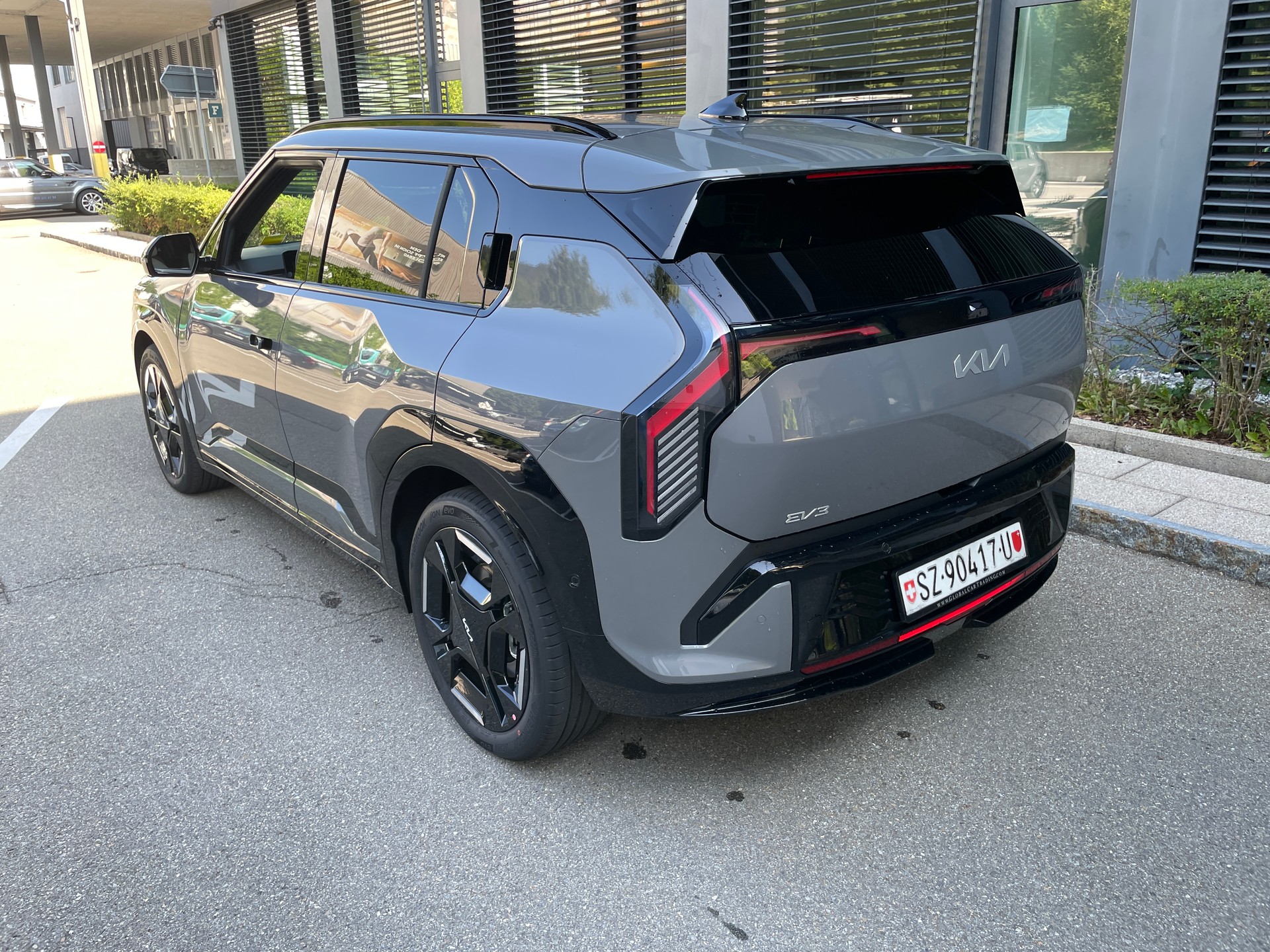KIA KIA EV3 81,4 kWh GT-Line mit GT-Line Pack, Panoramadach, V2L, AHK (MODELL 26)-image-2