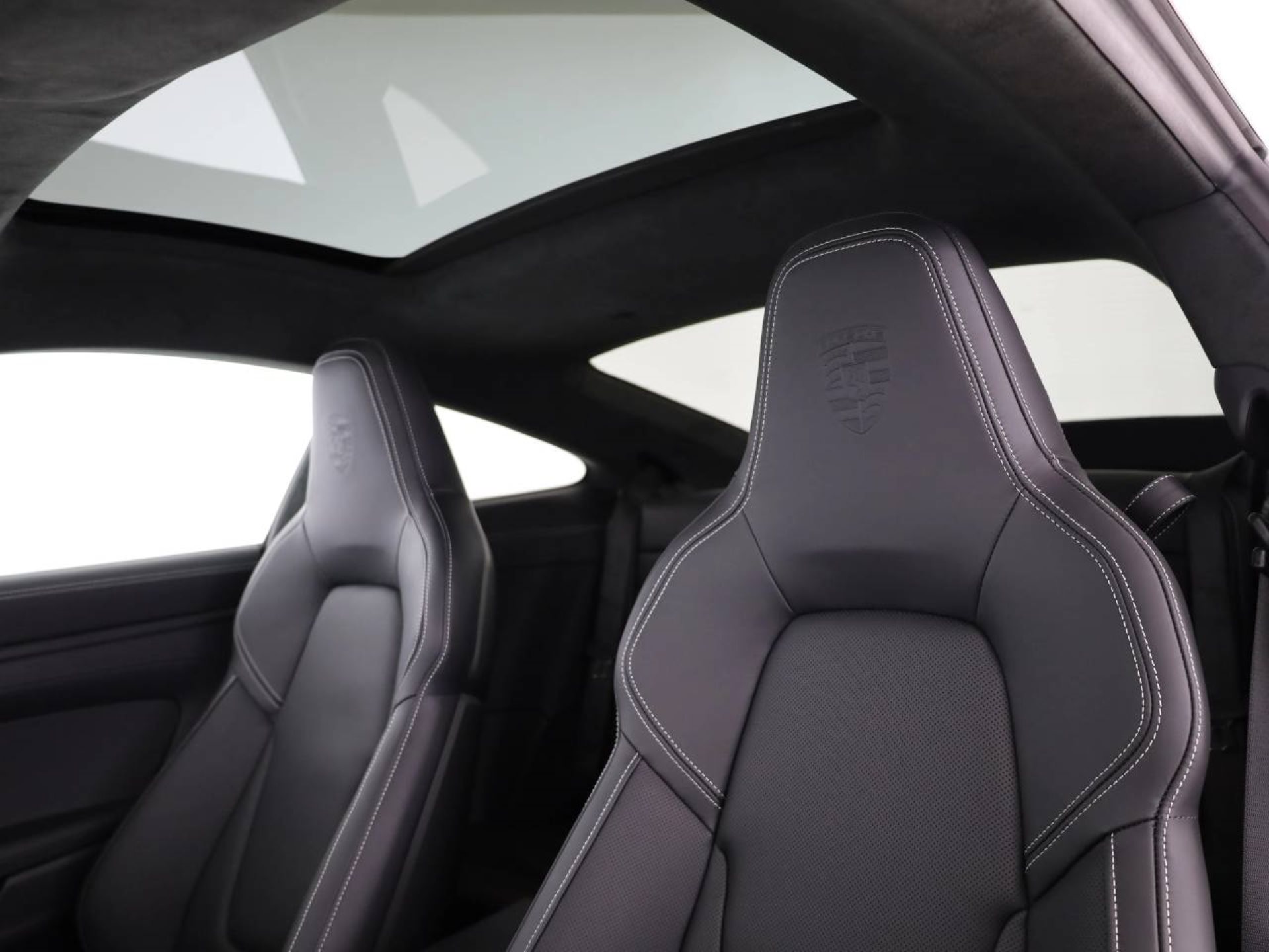 PORSCHE 911 Carrera 4 GTS-image-18