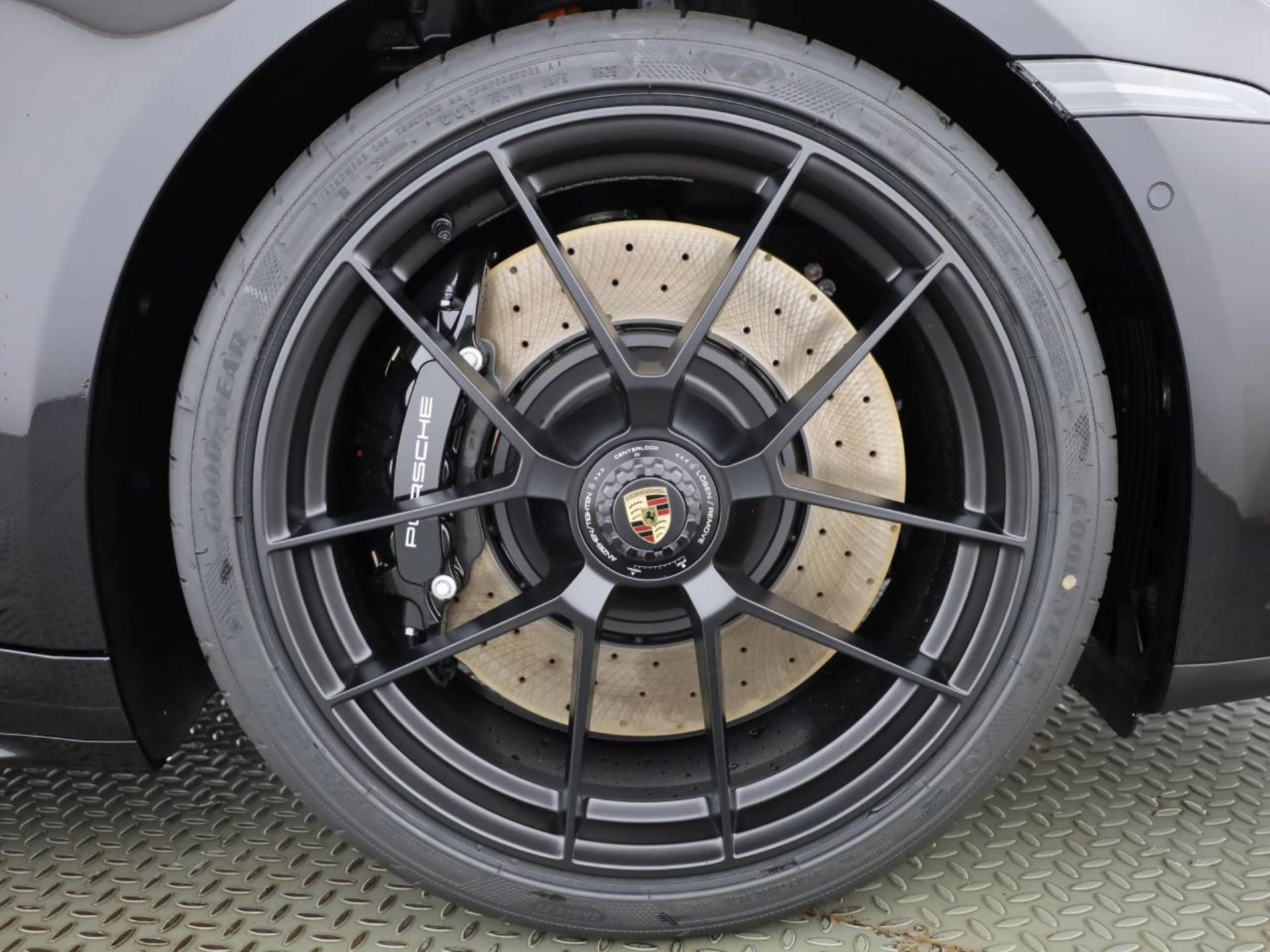 PORSCHE 911 Carrera 4 GTS-image-8