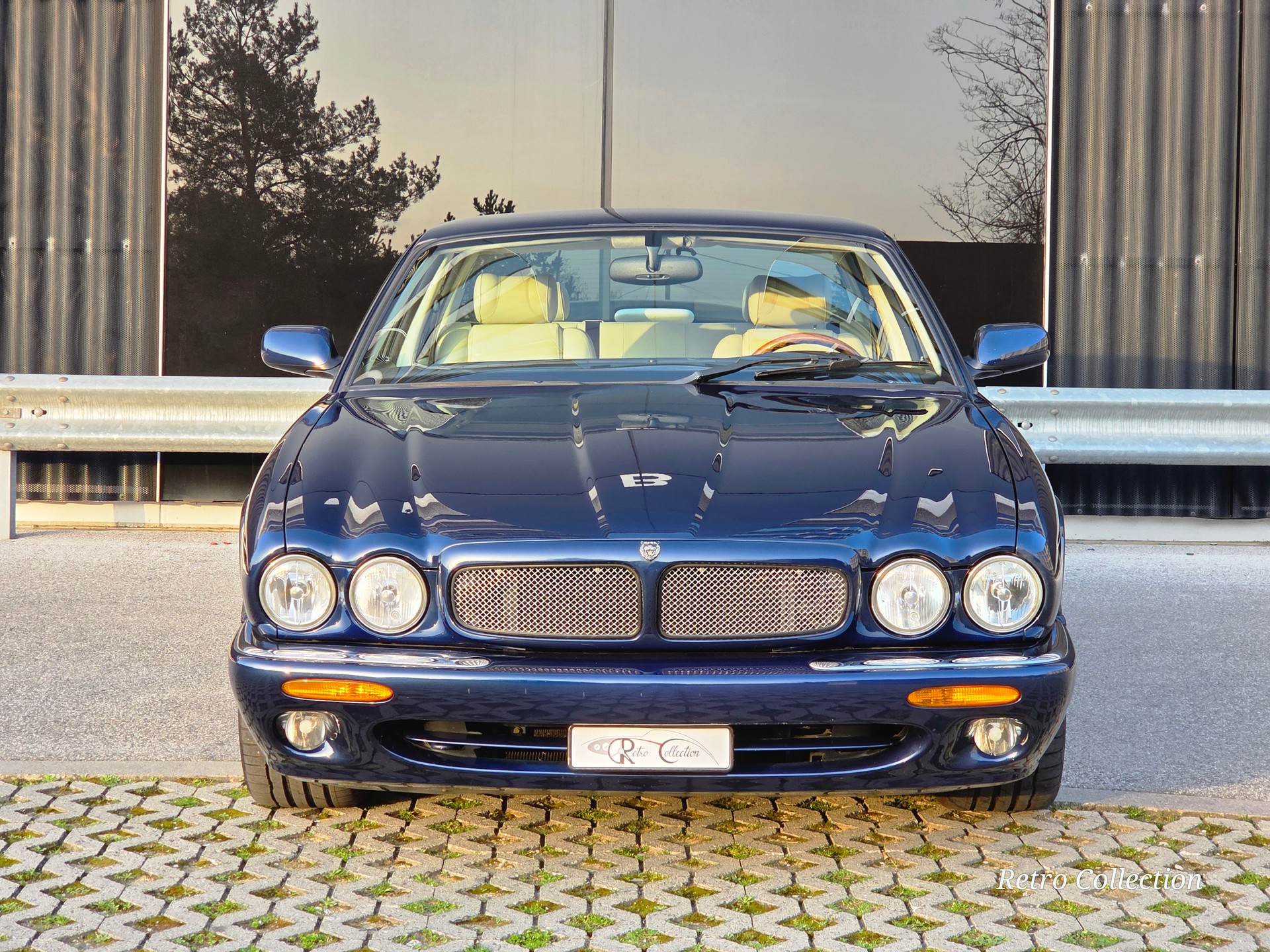JAGUAR XJR 4.0 V8 S/C - voiture CH - bon état - superbe combinaison couleurs - expertisée 03.2026.-image-5