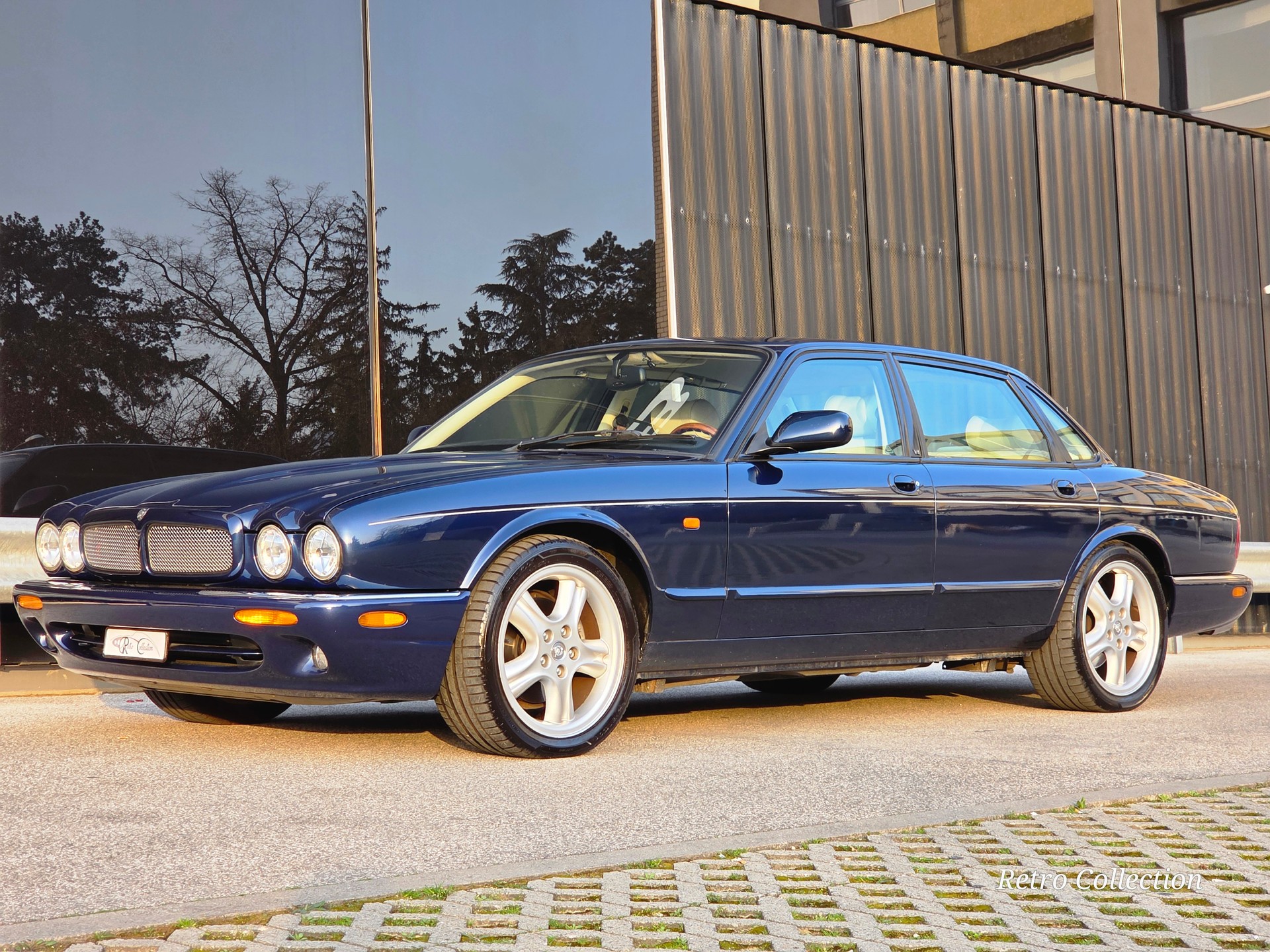 JAGUAR XJR 4.0 V8 S/C - voiture CH - bon état - superbe combinaison couleurs - expertisée 03.2026.-image-3