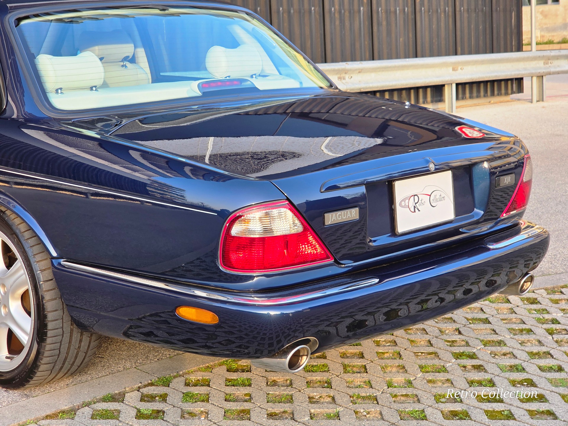 JAGUAR XJR 4.0 V8 S/C - voiture CH - bon état - superbe combinaison couleurs - expertisée 03.2026.-image-6
