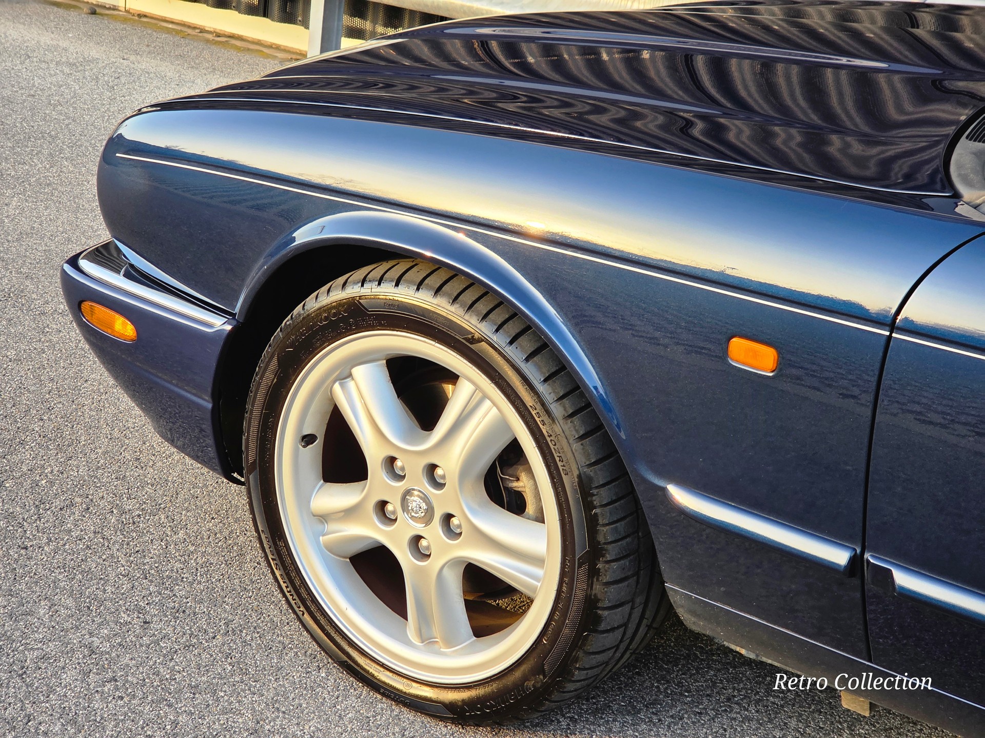 JAGUAR XJR 4.0 V8 S/C - voiture CH - bon état - superbe combinaison couleurs - expertisée 03.2026.-image-7