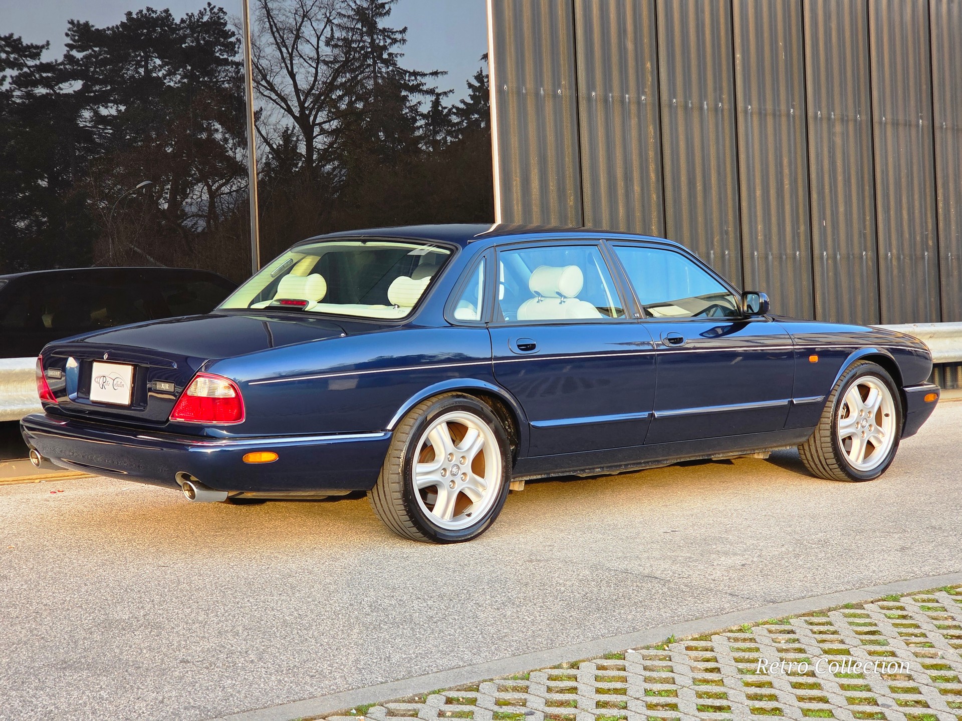 JAGUAR XJR 4.0 V8 S/C - voiture CH - bon état - superbe combinaison couleurs - expertisée 03.2026.-image-4