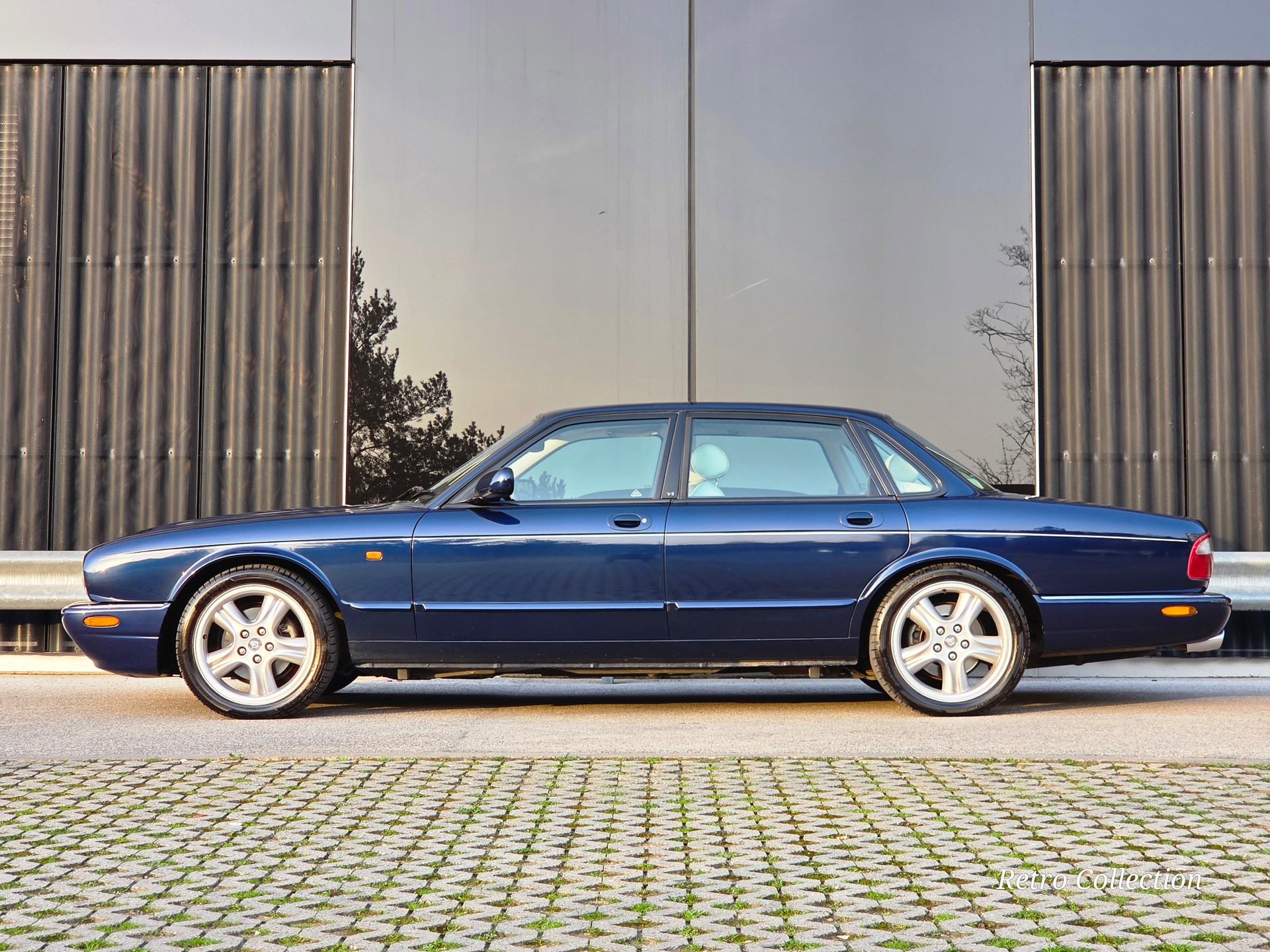 JAGUAR XJR 4.0 V8 S/C - voiture CH - bon état - superbe combinaison couleurs - expertisée 03.2026.-image-2