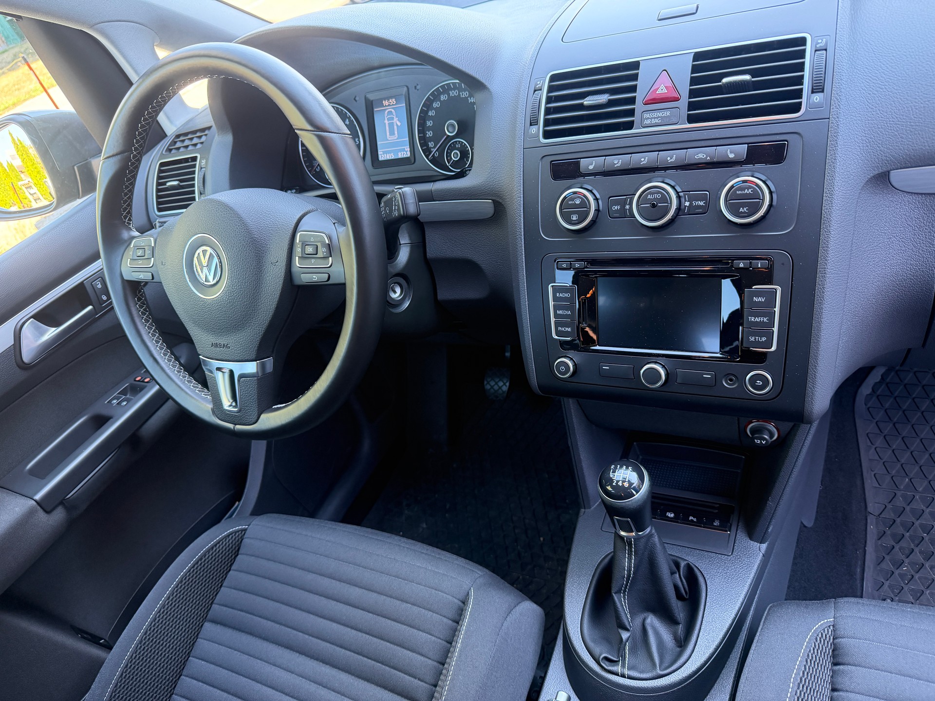 VW Touran 2.0 TDI BlueMotion Techno CUP-image-10
