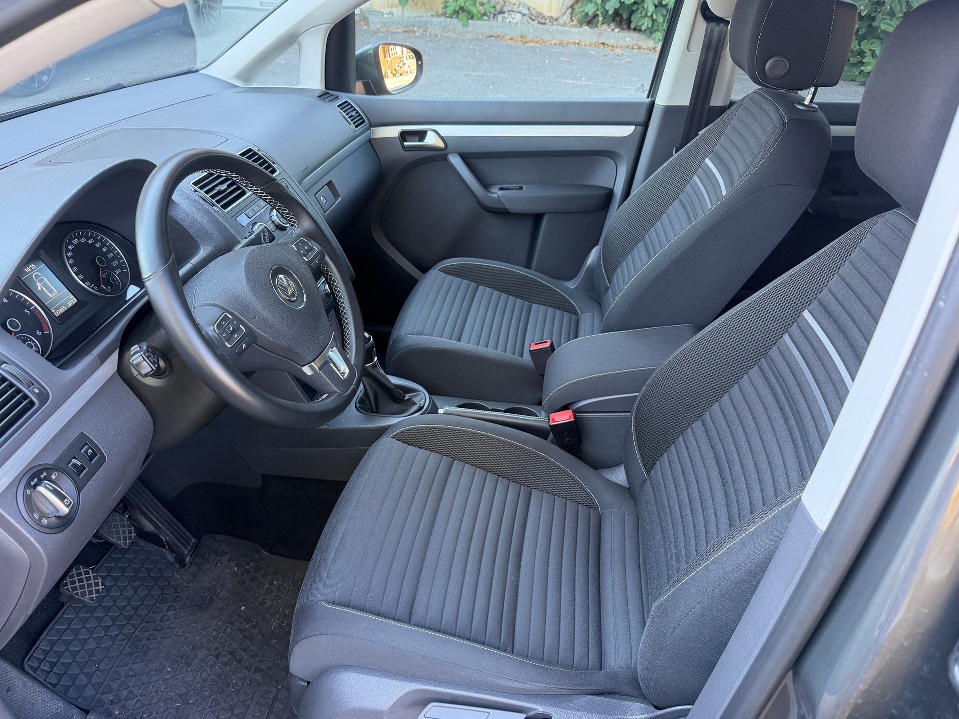 VW Touran 2.0 TDI BlueMotion Techno CUP-image-7