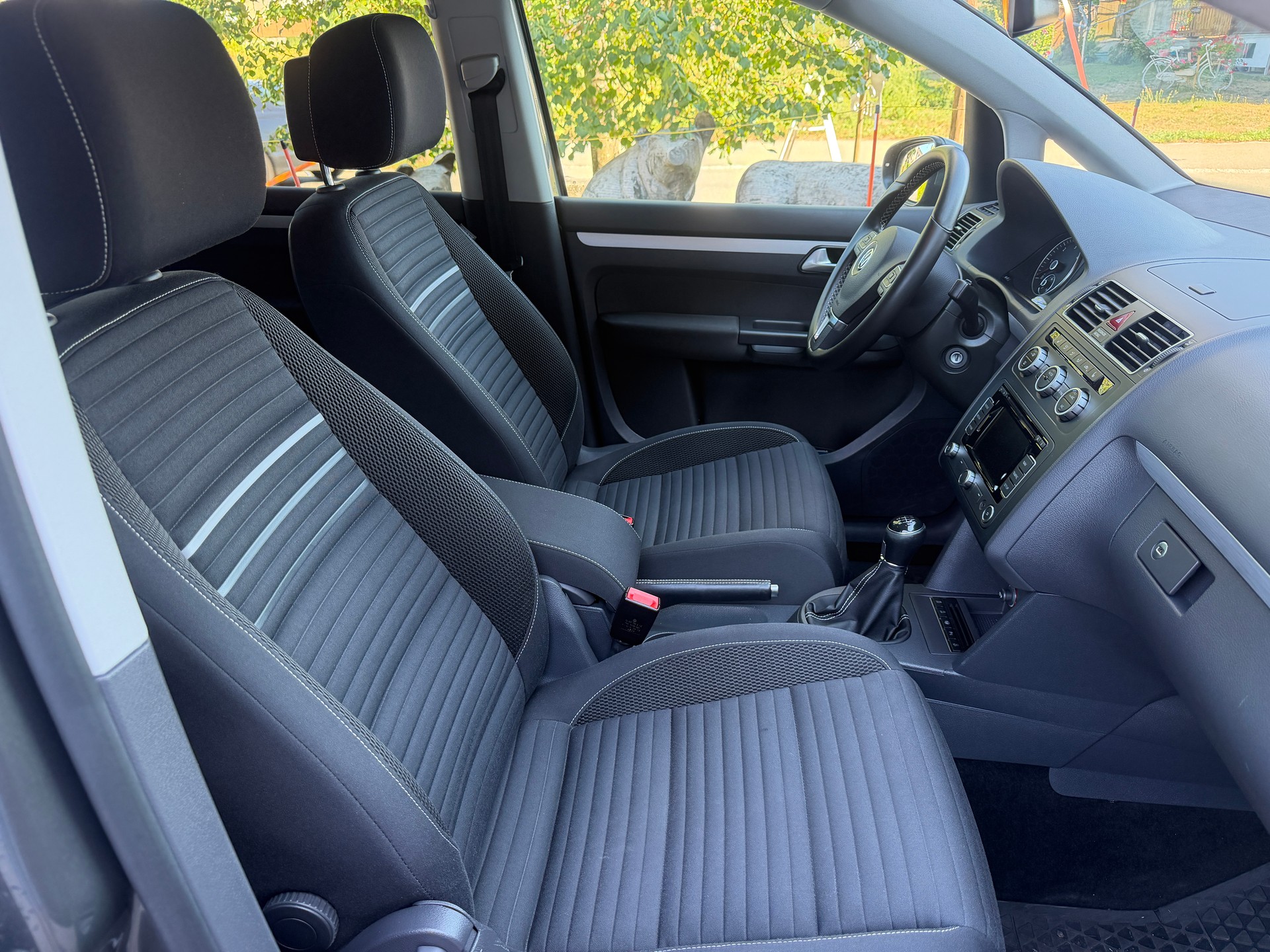 VW Touran 2.0 TDI BlueMotion Techno CUP-image-8