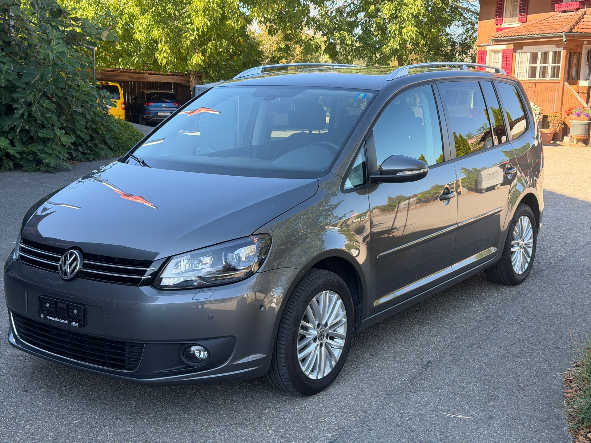 VW Touran 2.0 TDI BlueMotion Techno CUP-image-1