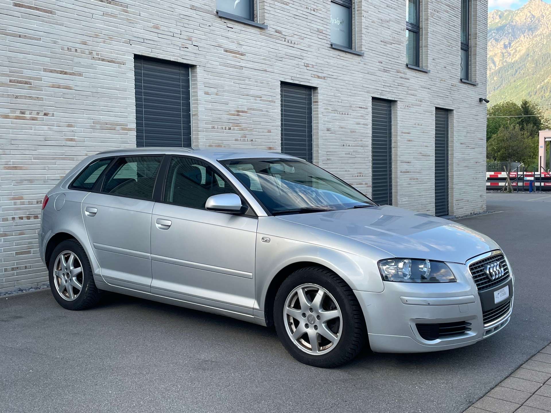 AUDI A3 Sportback 2.0 Turbo FSI Ambiente quattro-image-6