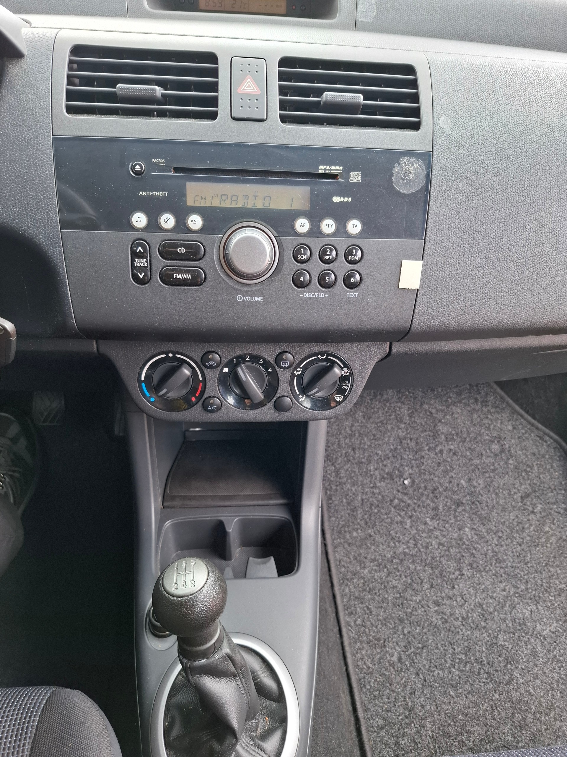 SUZUKI Swift 1.3i 16V GL 4x4-image-12