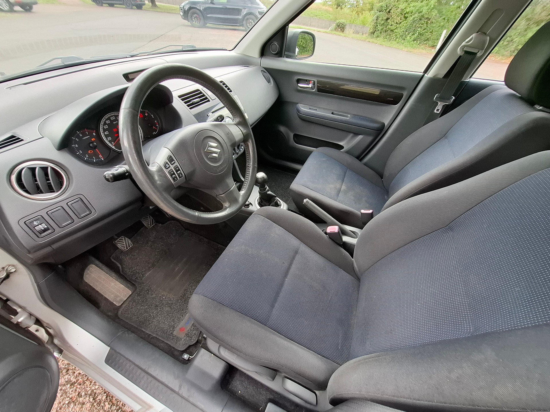SUZUKI Swift 1.3i 16V GL 4x4-image-10
