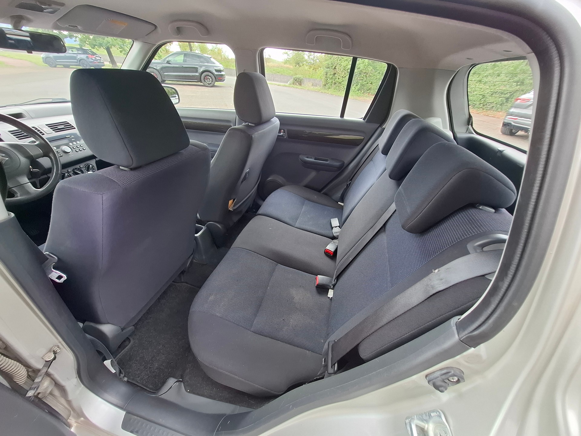 SUZUKI Swift 1.3i 16V GL 4x4-image-11