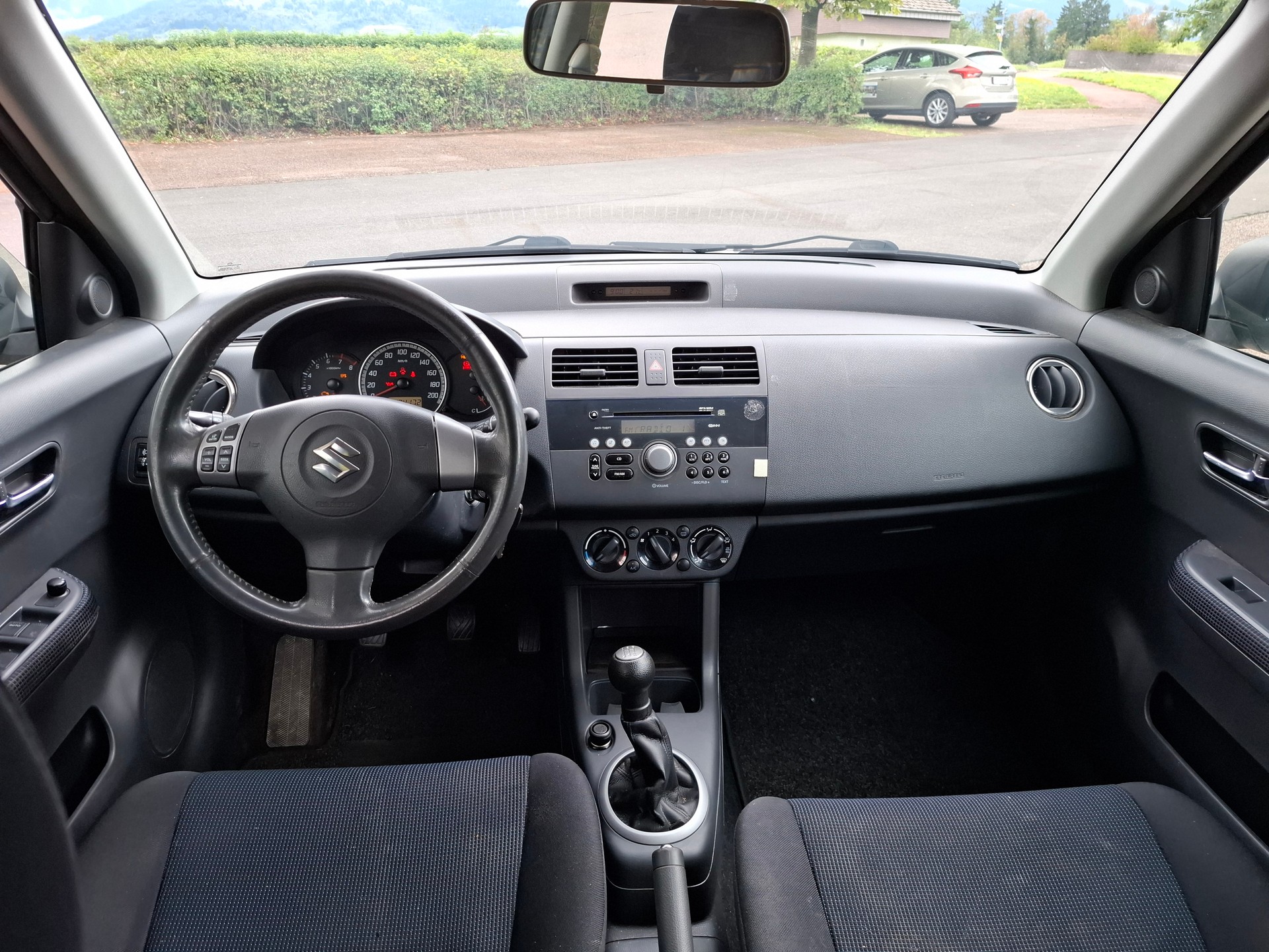 SUZUKI Swift 1.3i 16V GL 4x4-image-9