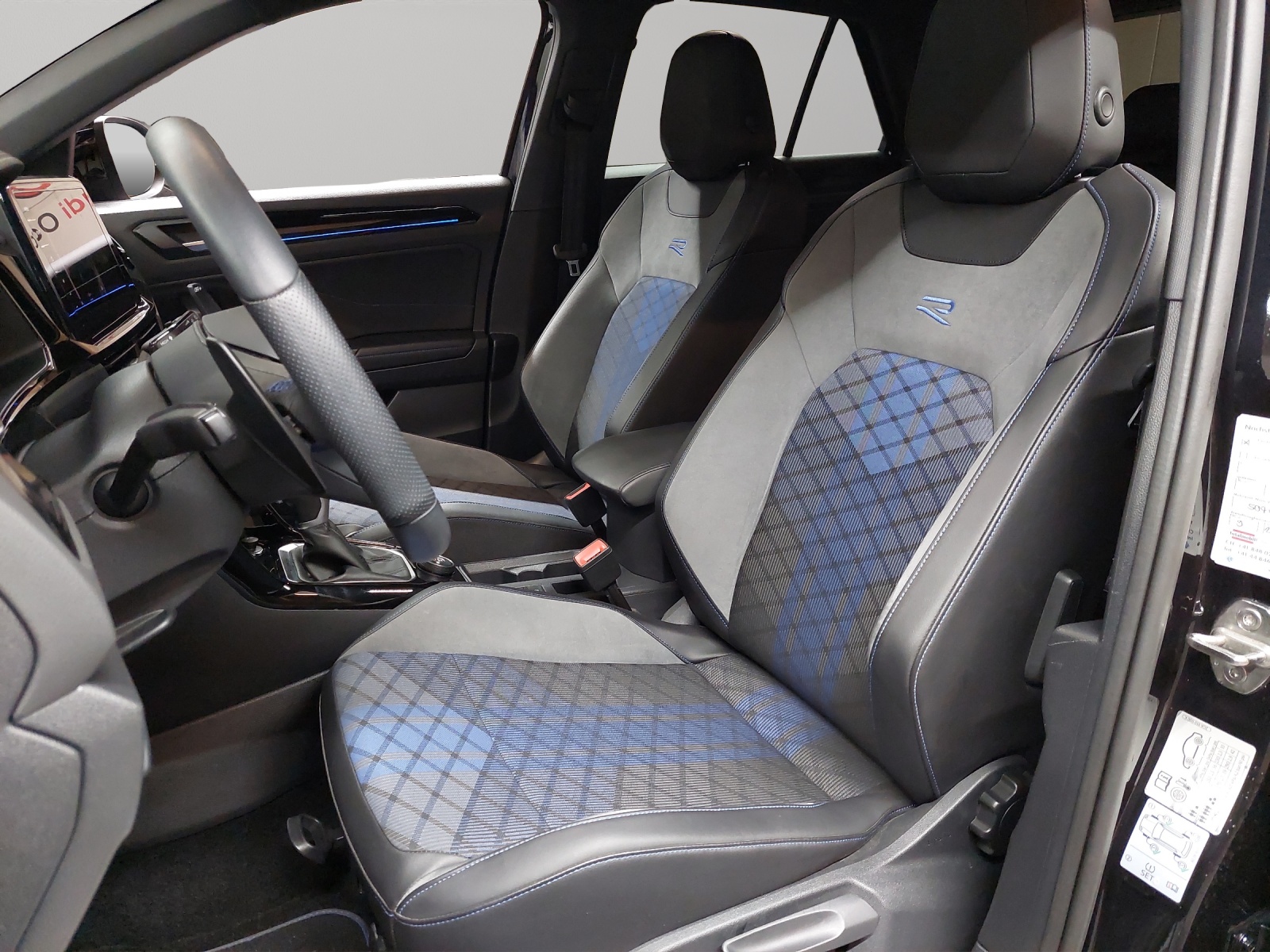 VW T-Roc 2.0 TSI R DSG 4Motion-image-5