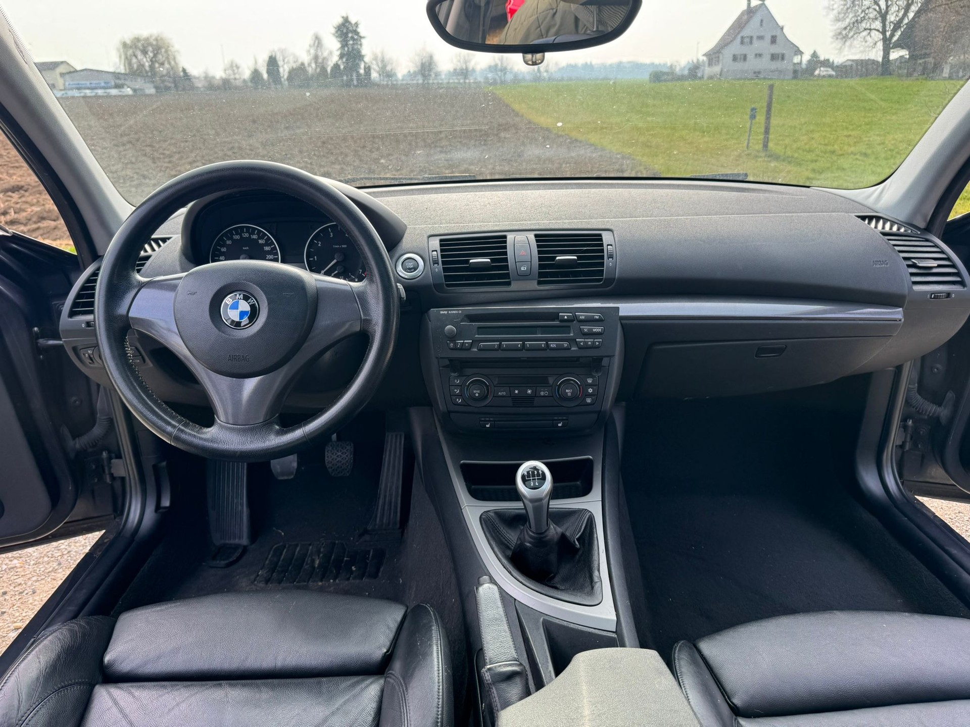 BMW 118i-image-8