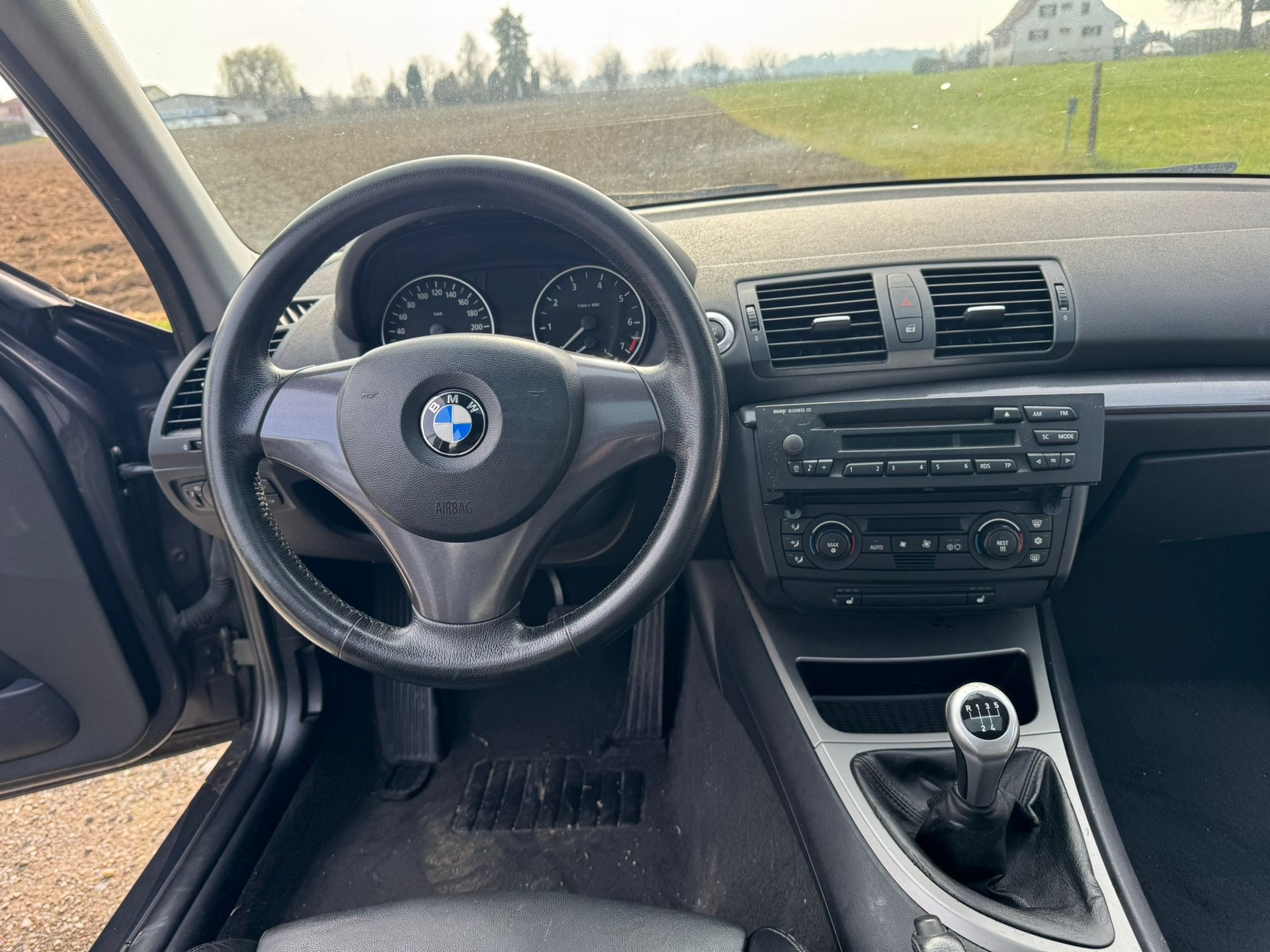 BMW 118i-image-9