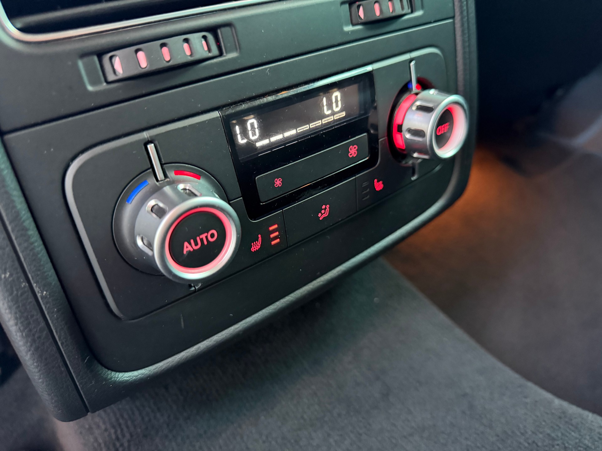 VW Touareg 3.0 TDI BlueMotion Technology Tiptronic-image-16