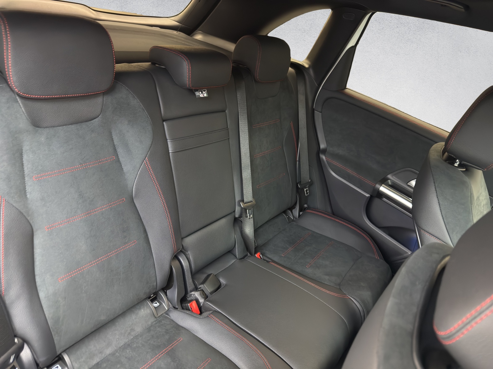 MERCEDES-BENZ B 250 AMG Line 4Matic-image-12