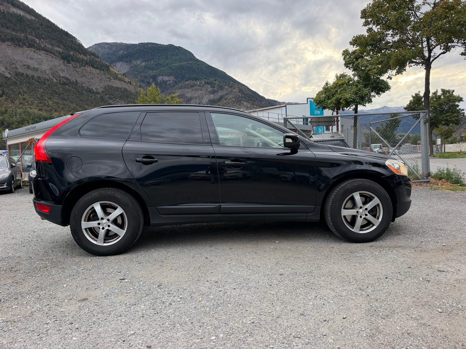VOLVO XC60 D5 AWD Kinetic-image-4