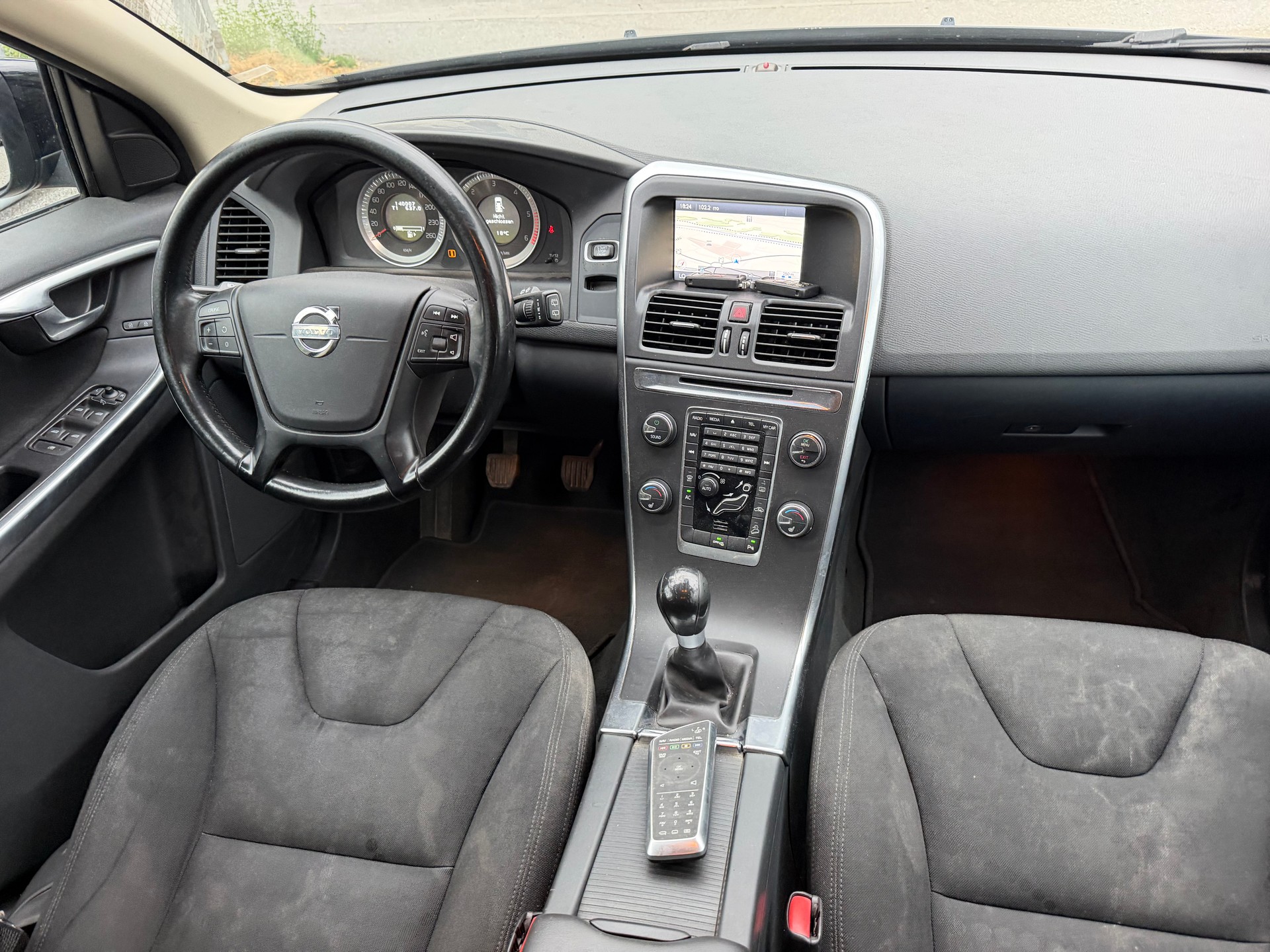 VOLVO XC60 D5 AWD Kinetic-image-7