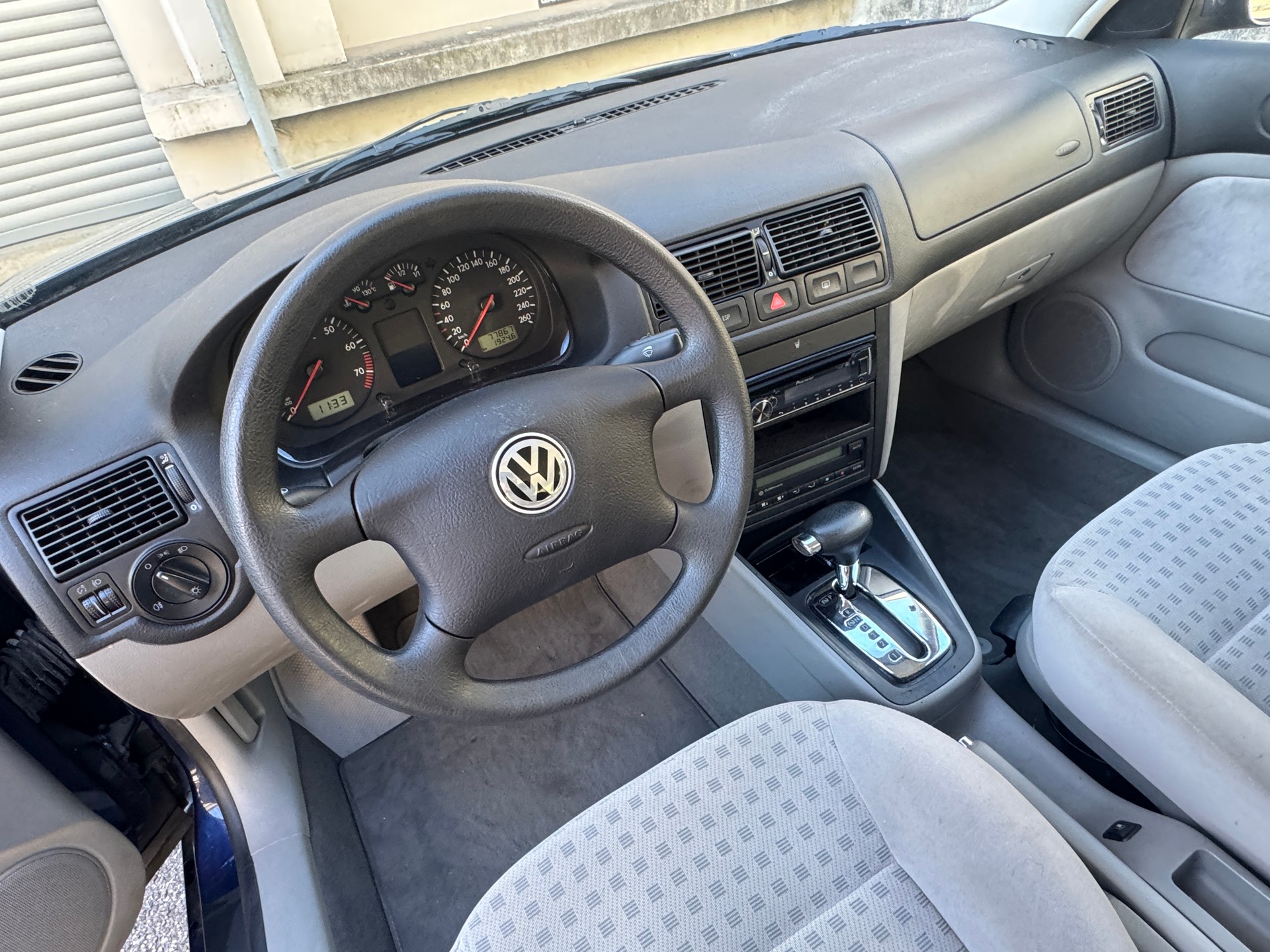 VW Golf 1.6 Comfortline Automatic-image-9