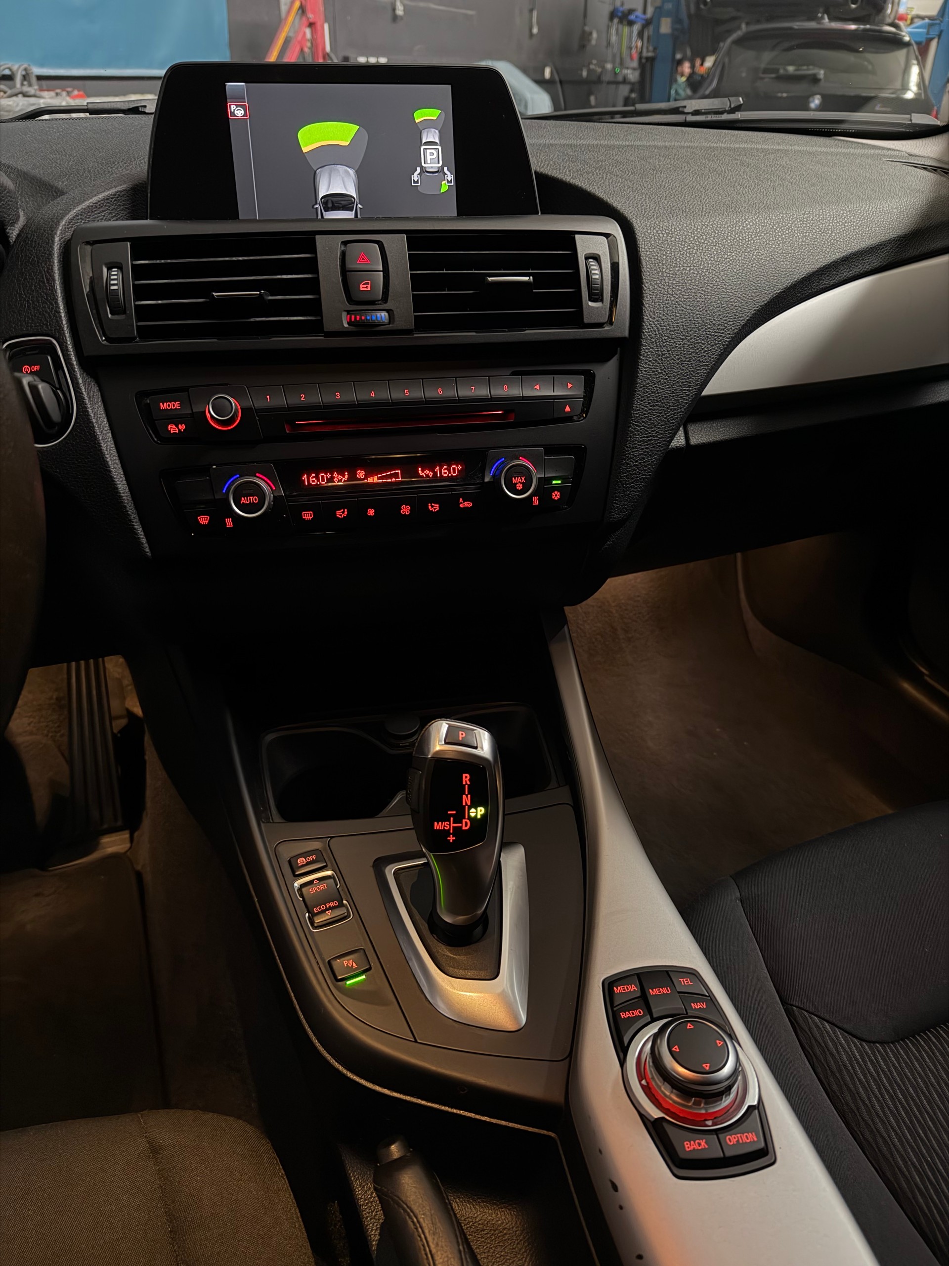BMW 118i Sport Line Steptronic-image-5