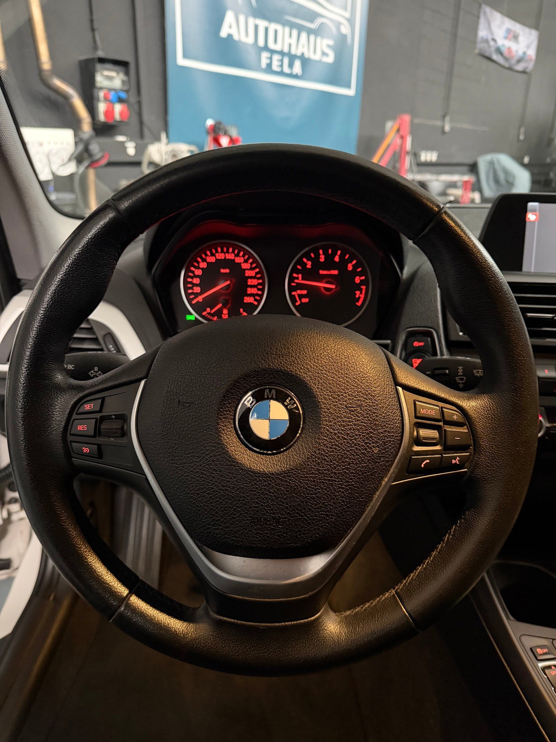 BMW 118i Sport Line Steptronic-image-6