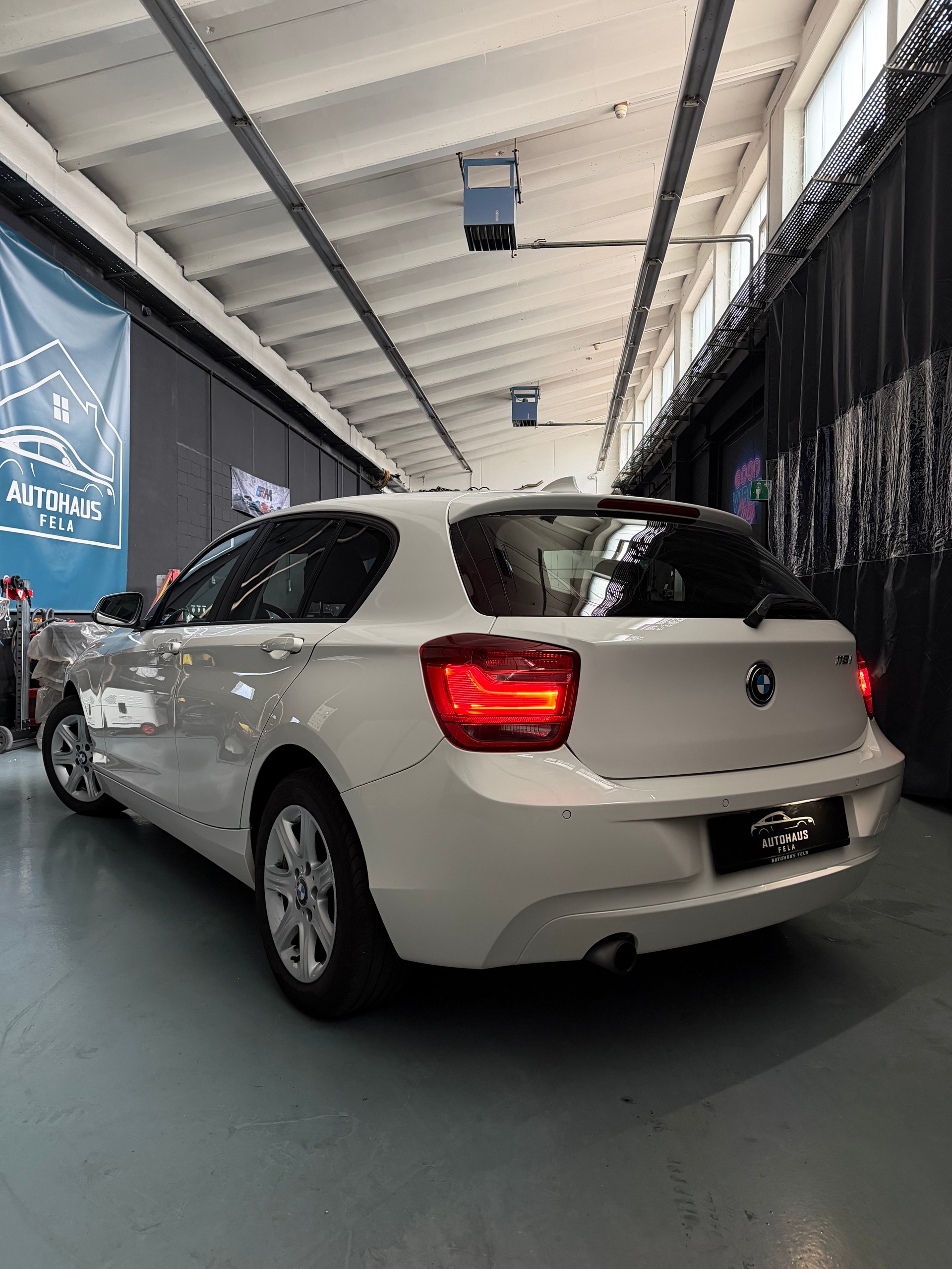 BMW 118i Sport Line Steptronic-image-2