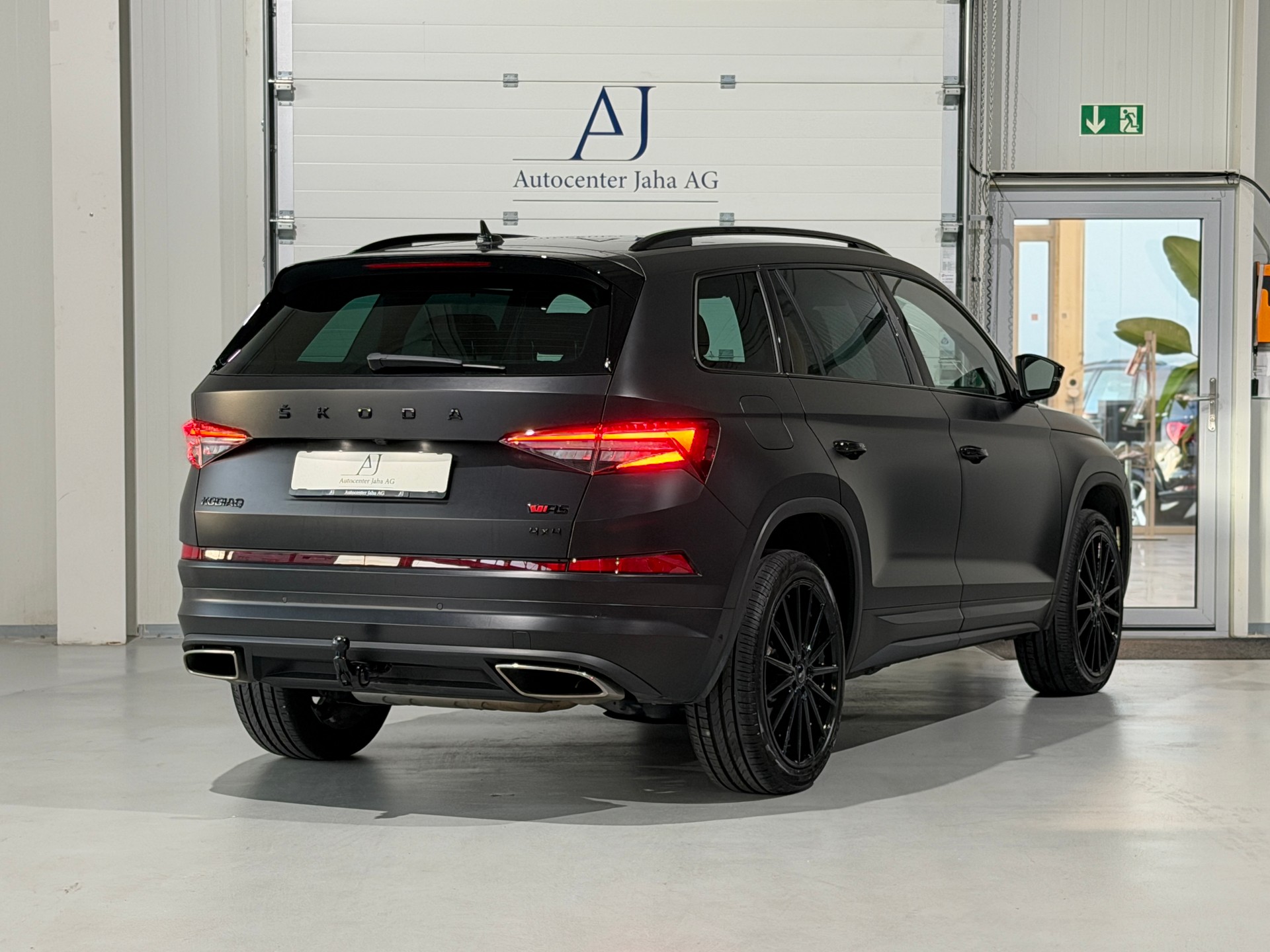 SKODA Kodiaq 2.0 TSI 4x4 RS (CH) AHK 2.5T / Schwarz Matt /-image-5