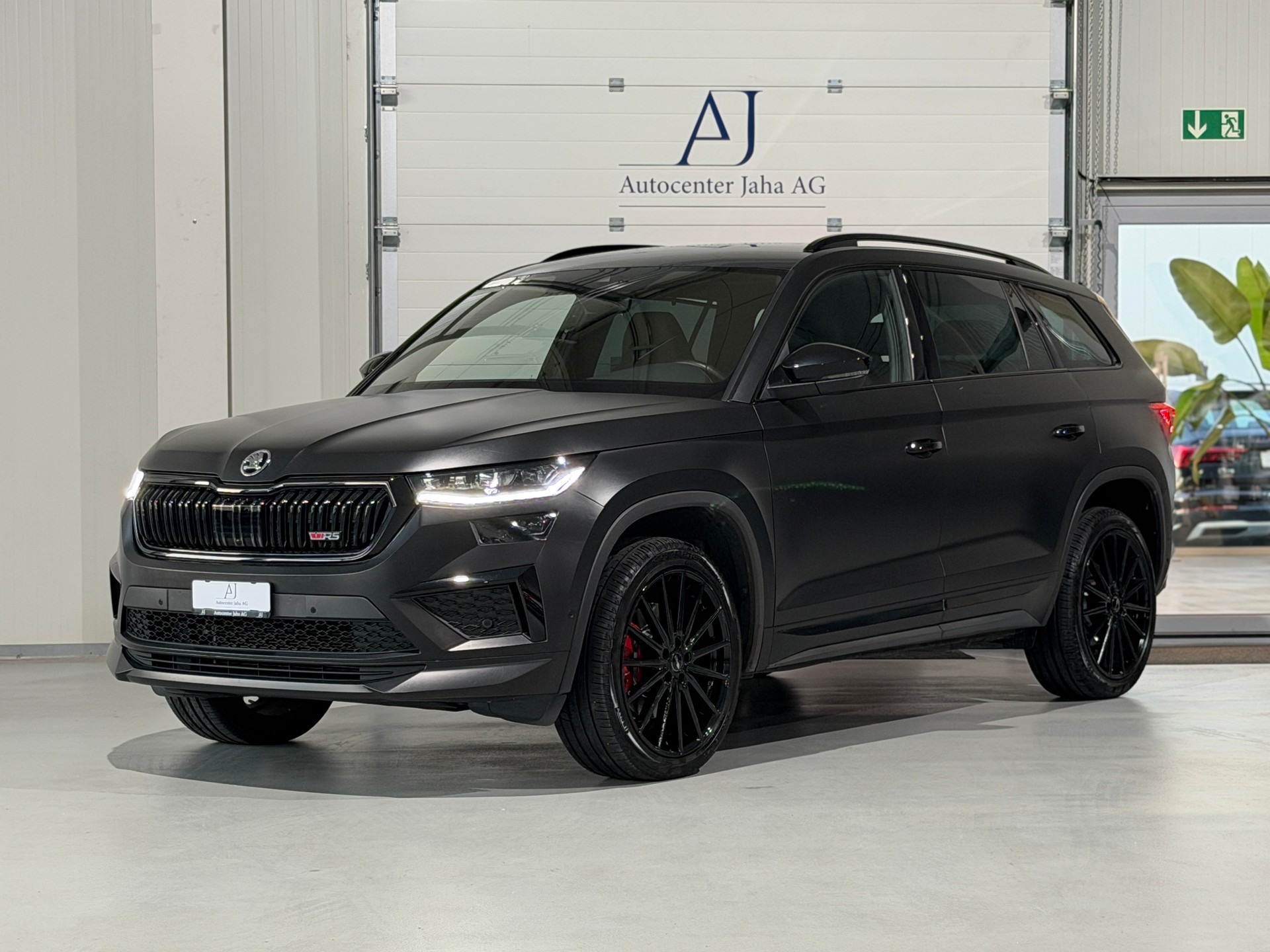 SKODA Kodiaq 2.0 TSI 4x4 RS (CH) AHK 2.5T / Schwarz Matt /-image-2