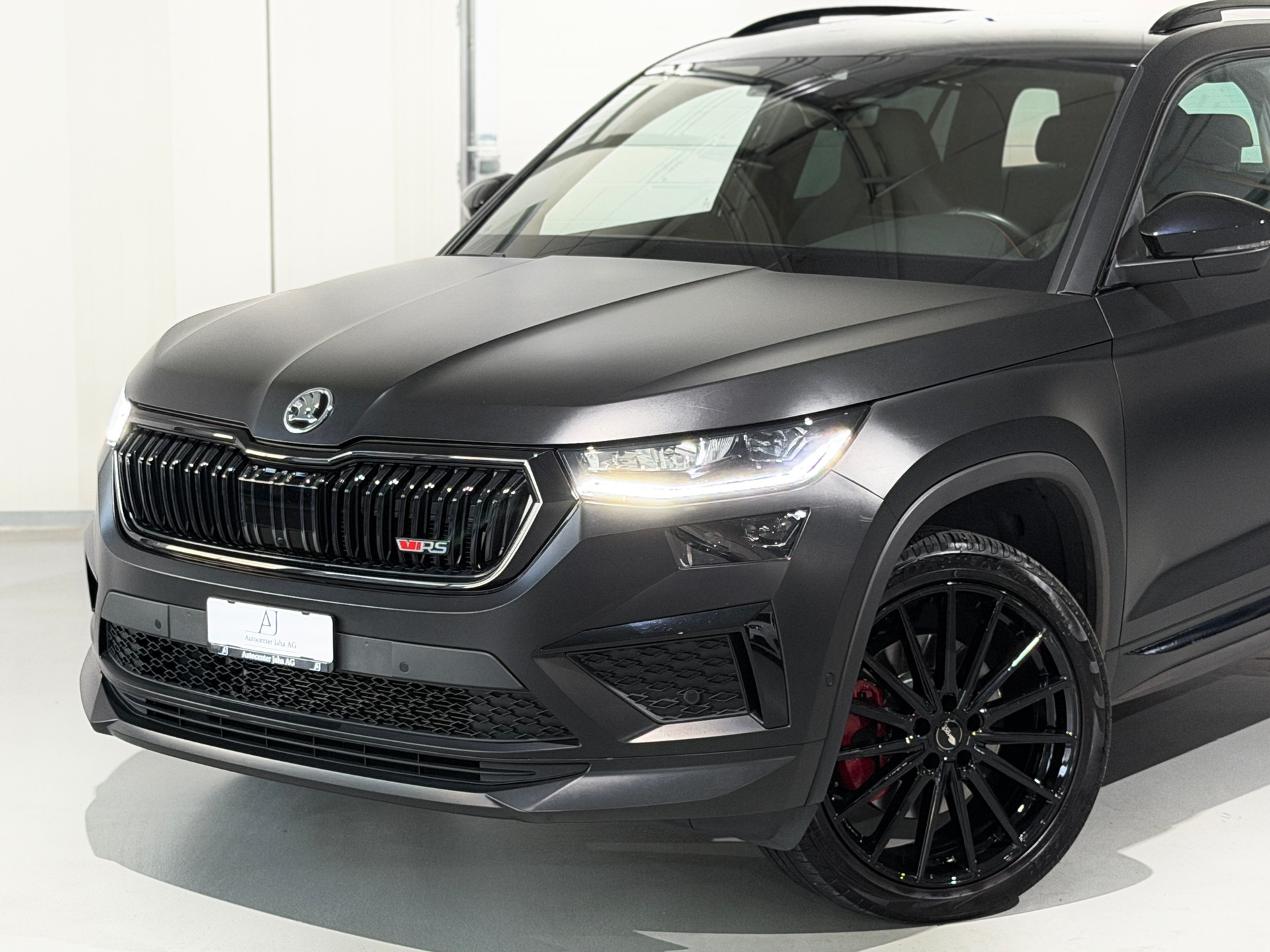 SKODA Kodiaq 2.0 TSI 4x4 RS (CH) AHK 2.5T / Schwarz Matt /-image-1