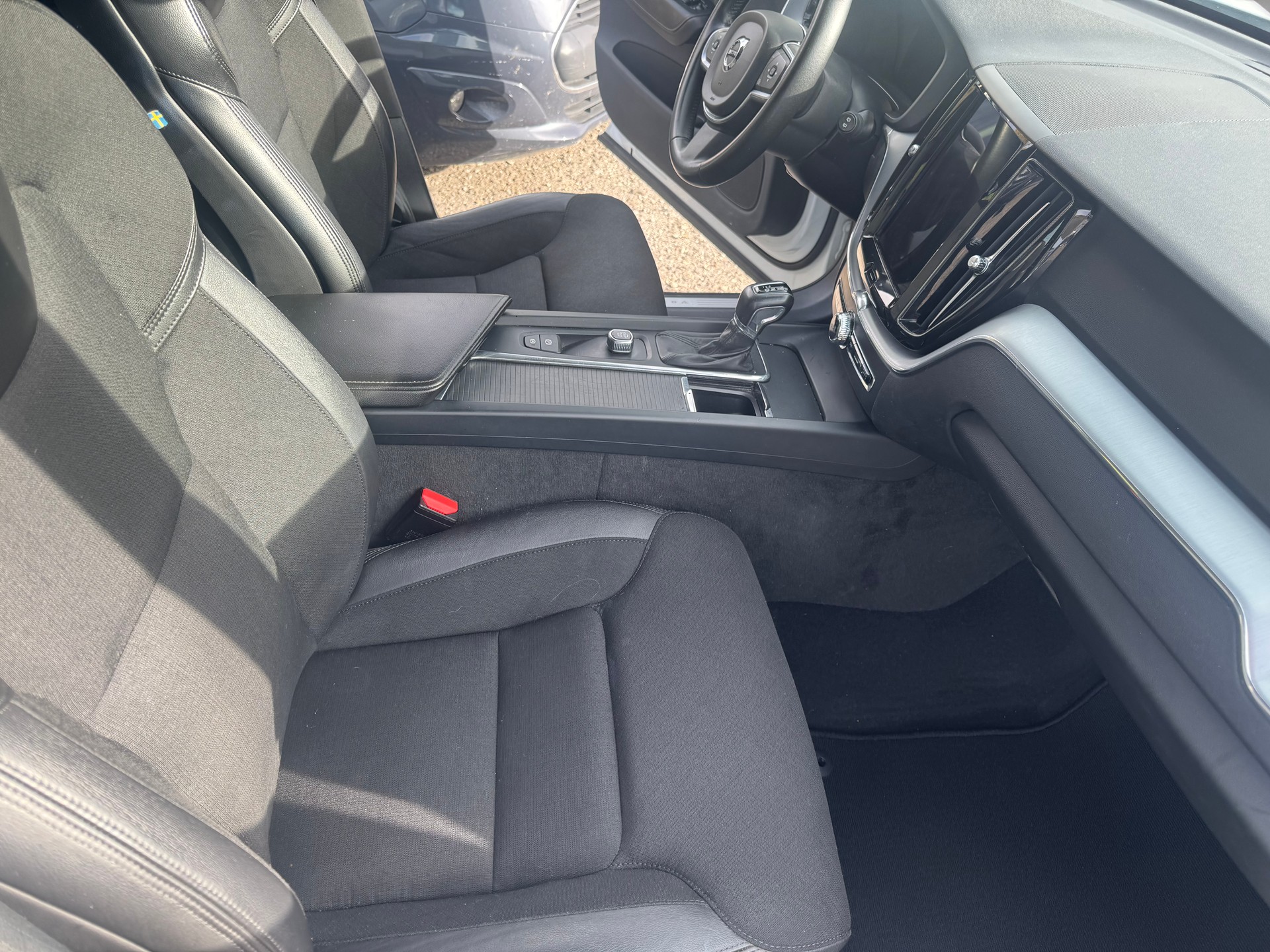 VOLVO XC60 D4 AWD R-Design Geartronic-image-7