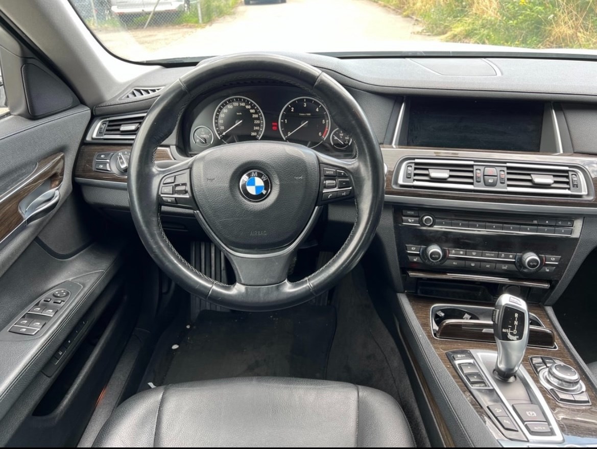 BMW 730d xDrive-image-13