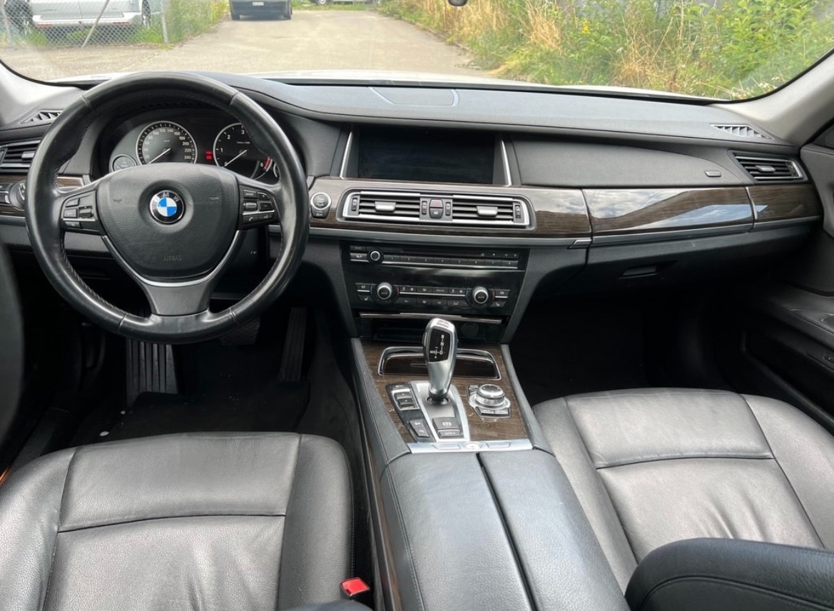 BMW 730d xDrive-image-12