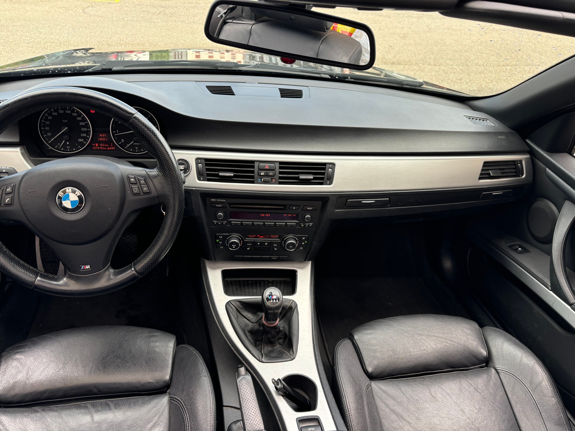 BMW 320i Cabriolet-image-9