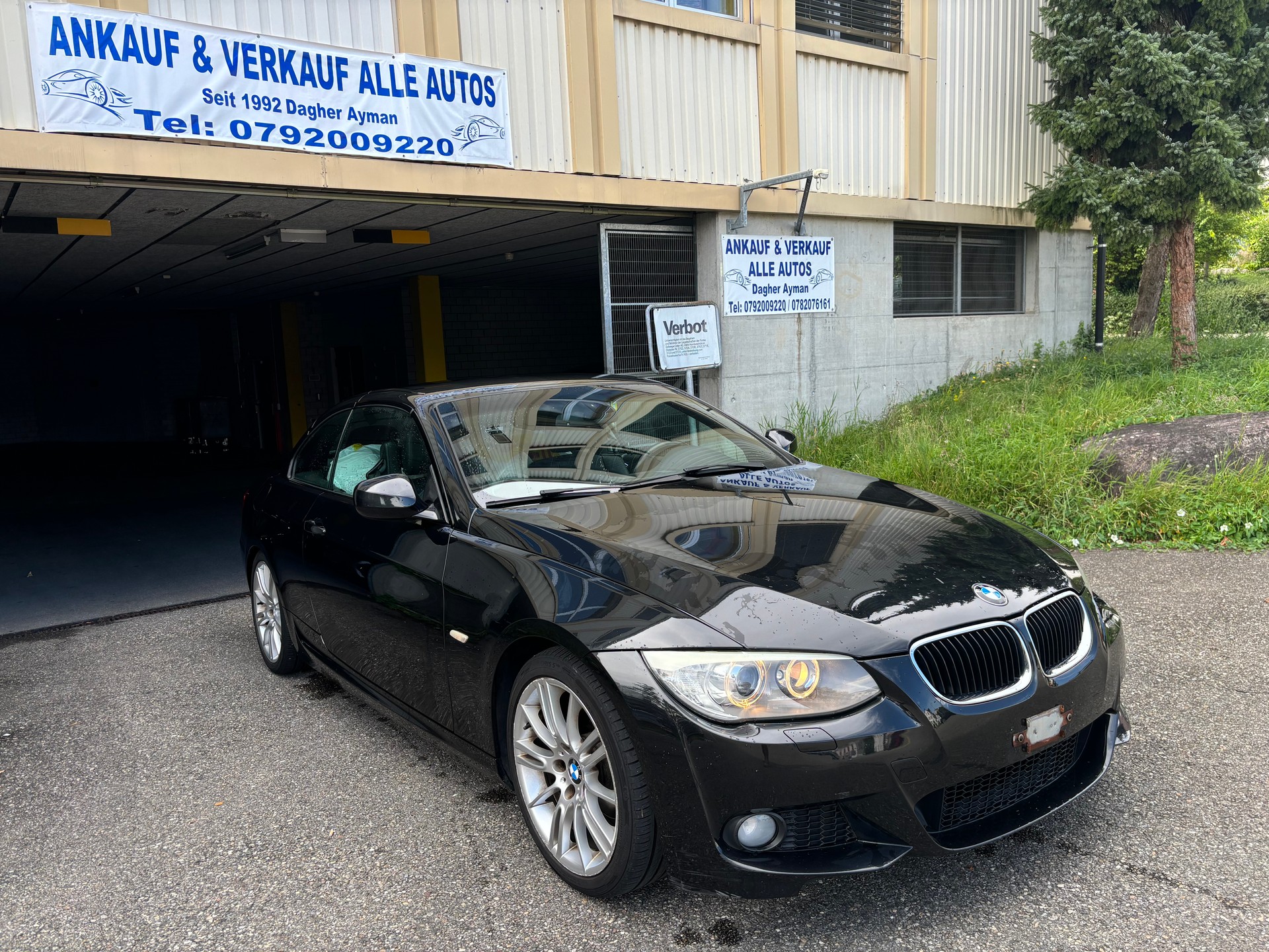 BMW 320i Cabriolet-image-1