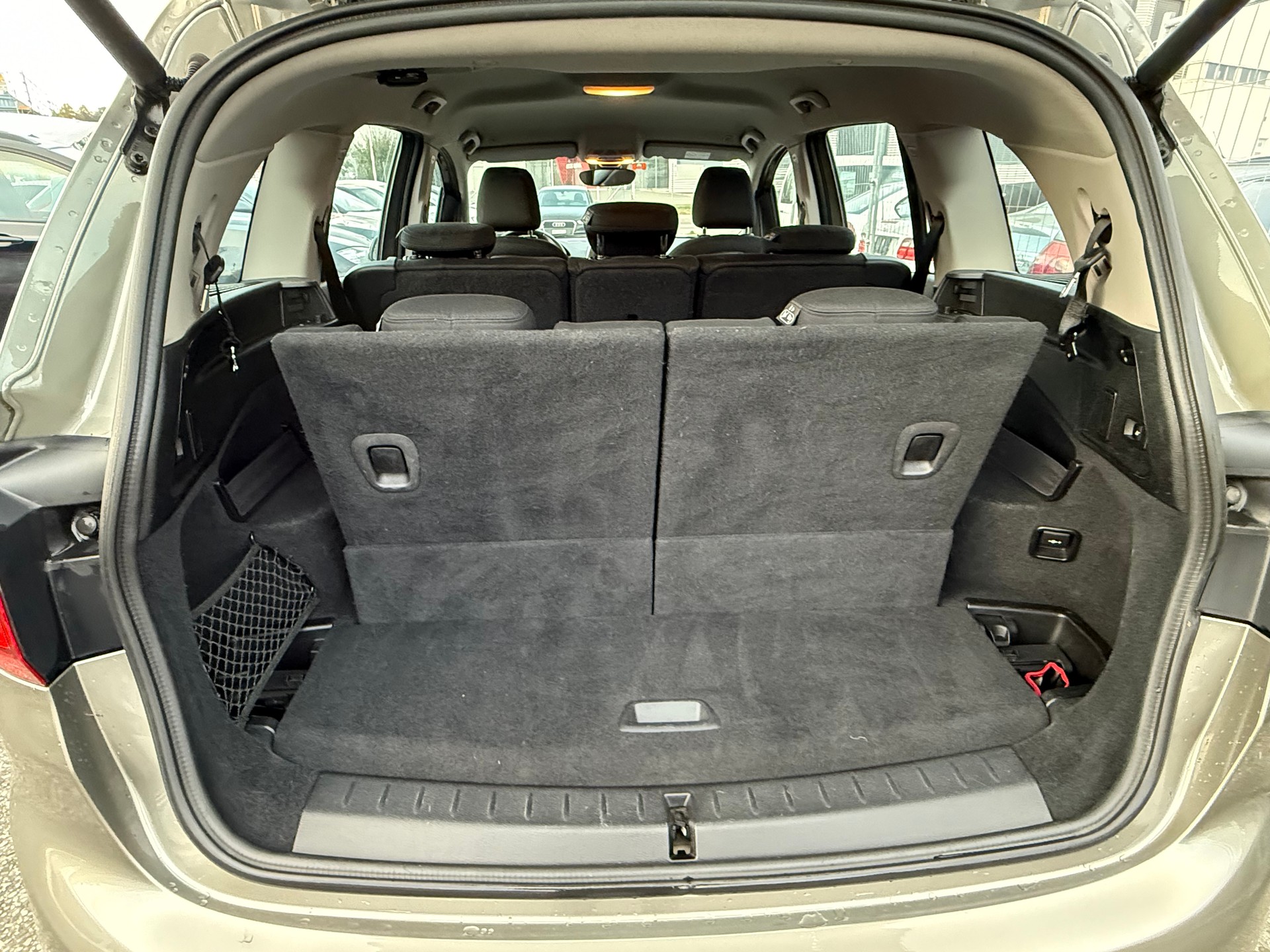 BMW 218d Gran Tourer-image-8