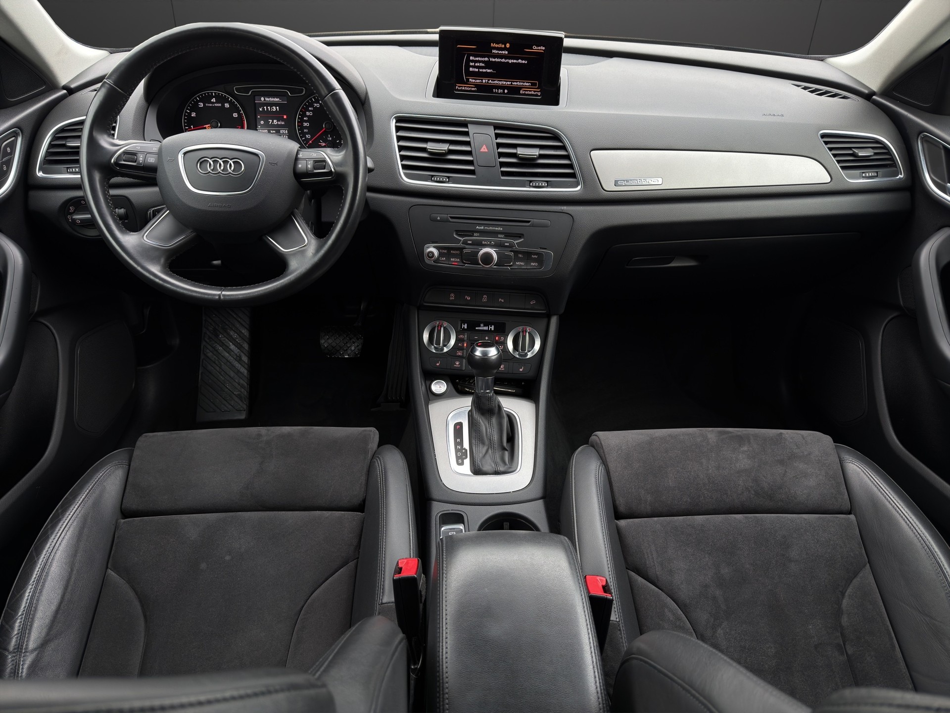 AUDI Q3 2.0 TFSI quattro S-tronic-image-8