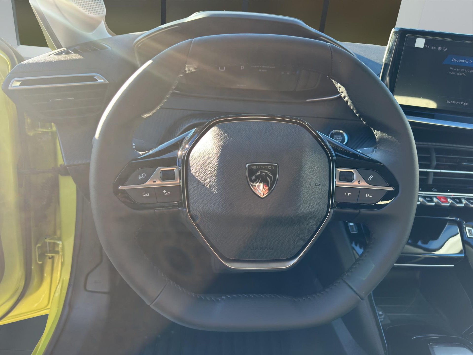 PEUGEOT 208 1.2 Hybrid Allure Premium-image-9