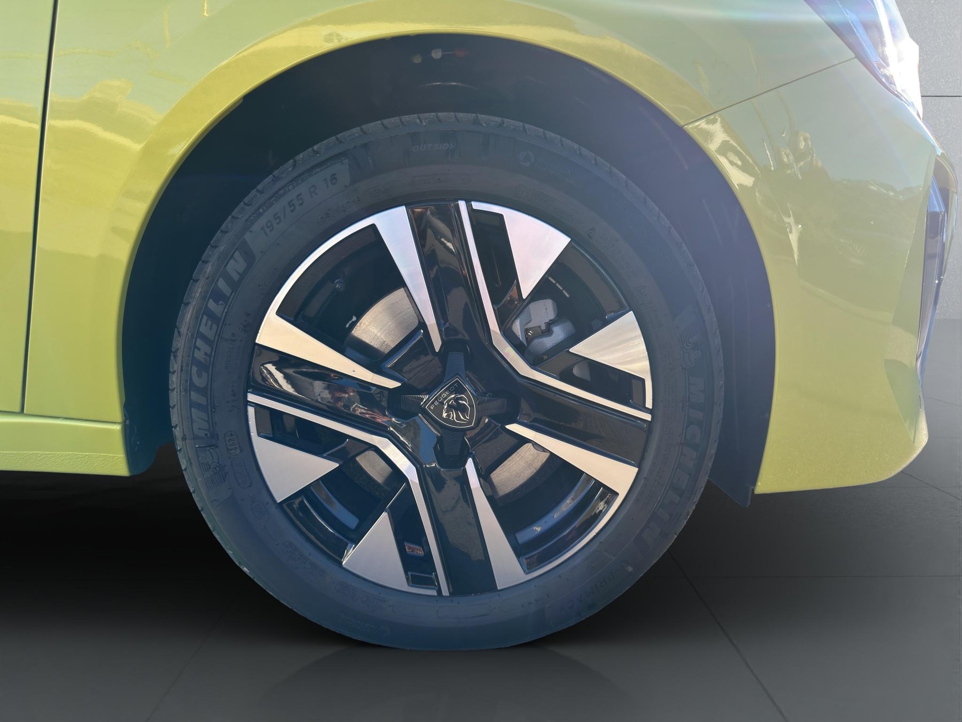 PEUGEOT 208 1.2 Hybrid Allure Premium-image-11