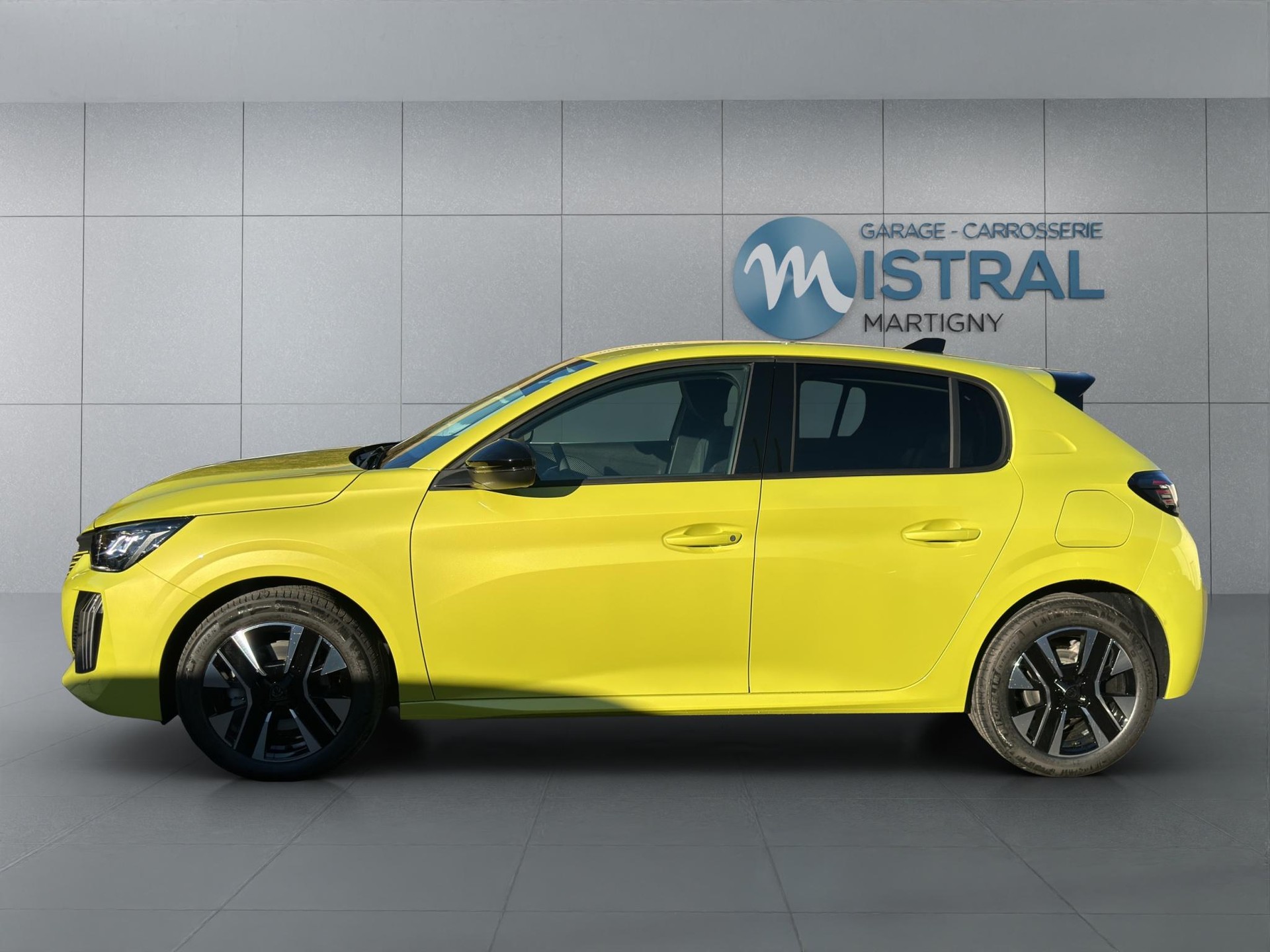 PEUGEOT 208 1.2 Hybrid Allure Premium-image-2