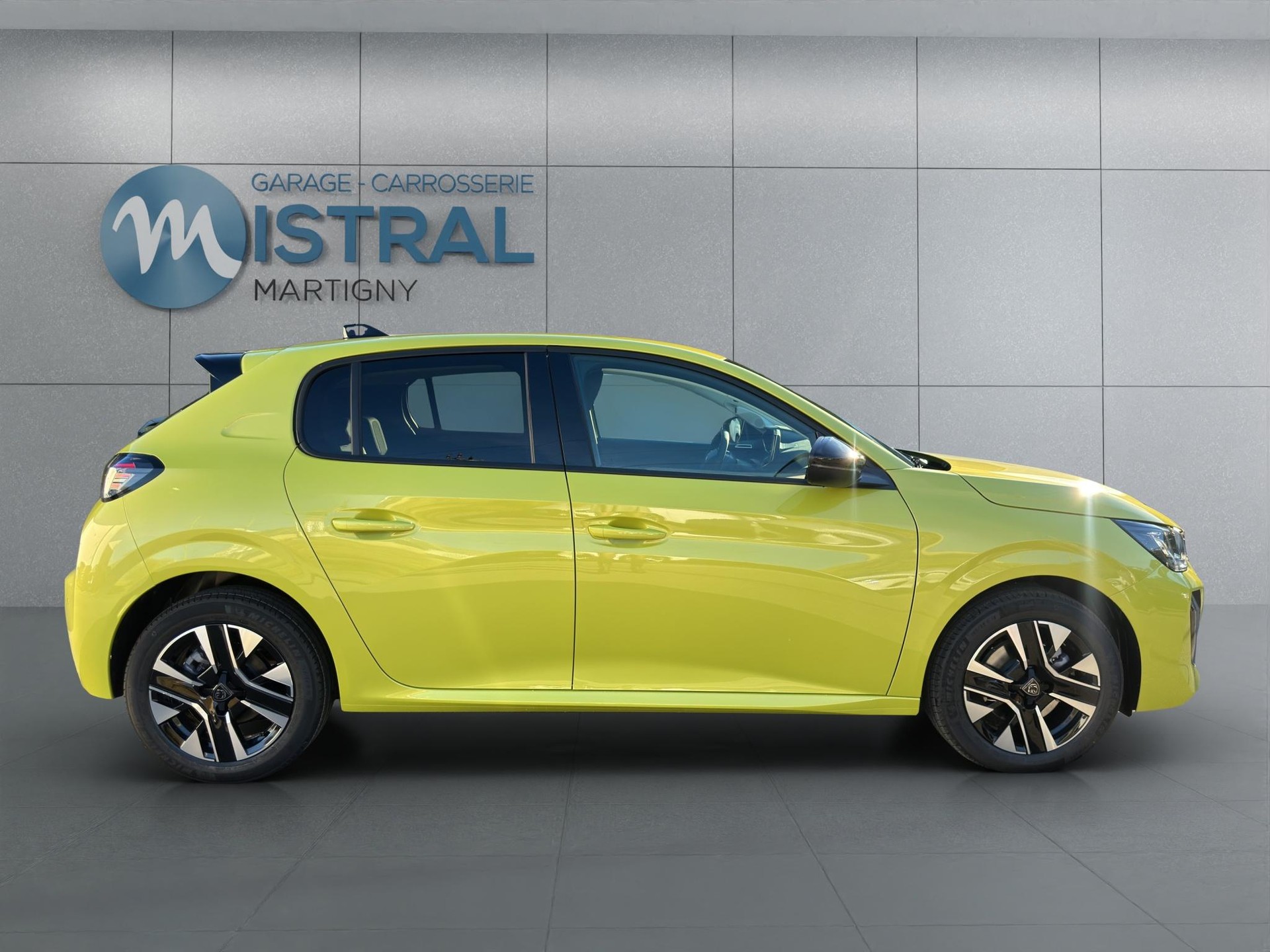 PEUGEOT 208 1.2 Hybrid Allure Premium-image-6