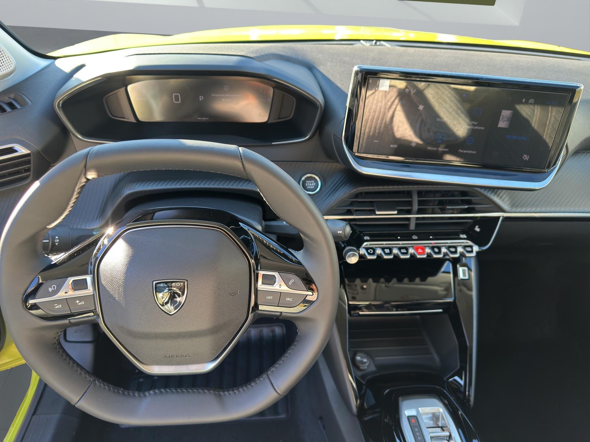 PEUGEOT 208 1.2 Hybrid Allure Premium-image-10
