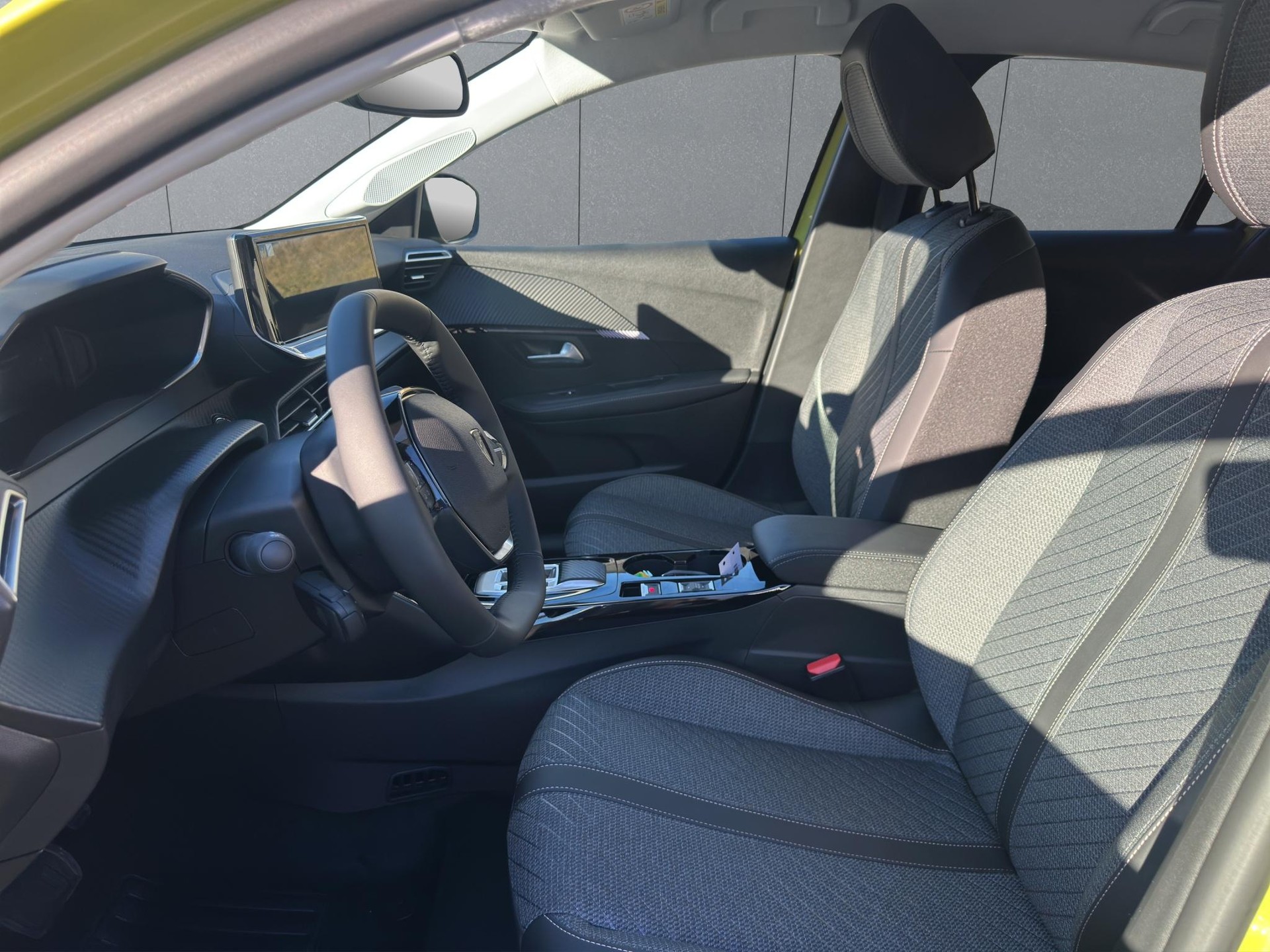 PEUGEOT 208 1.2 Hybrid Allure Premium-image-8