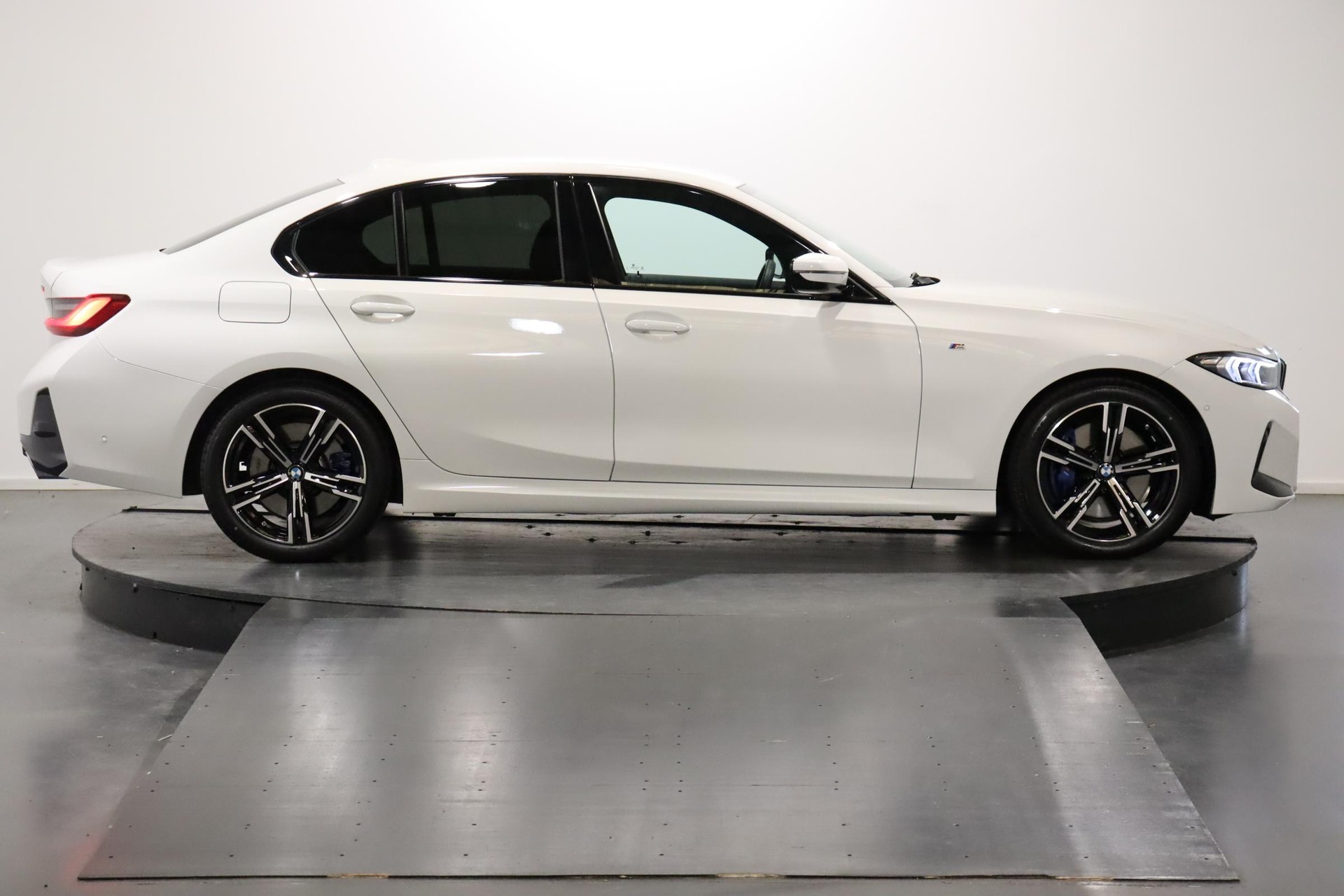 BMW 330d xDrive SAG-image-2