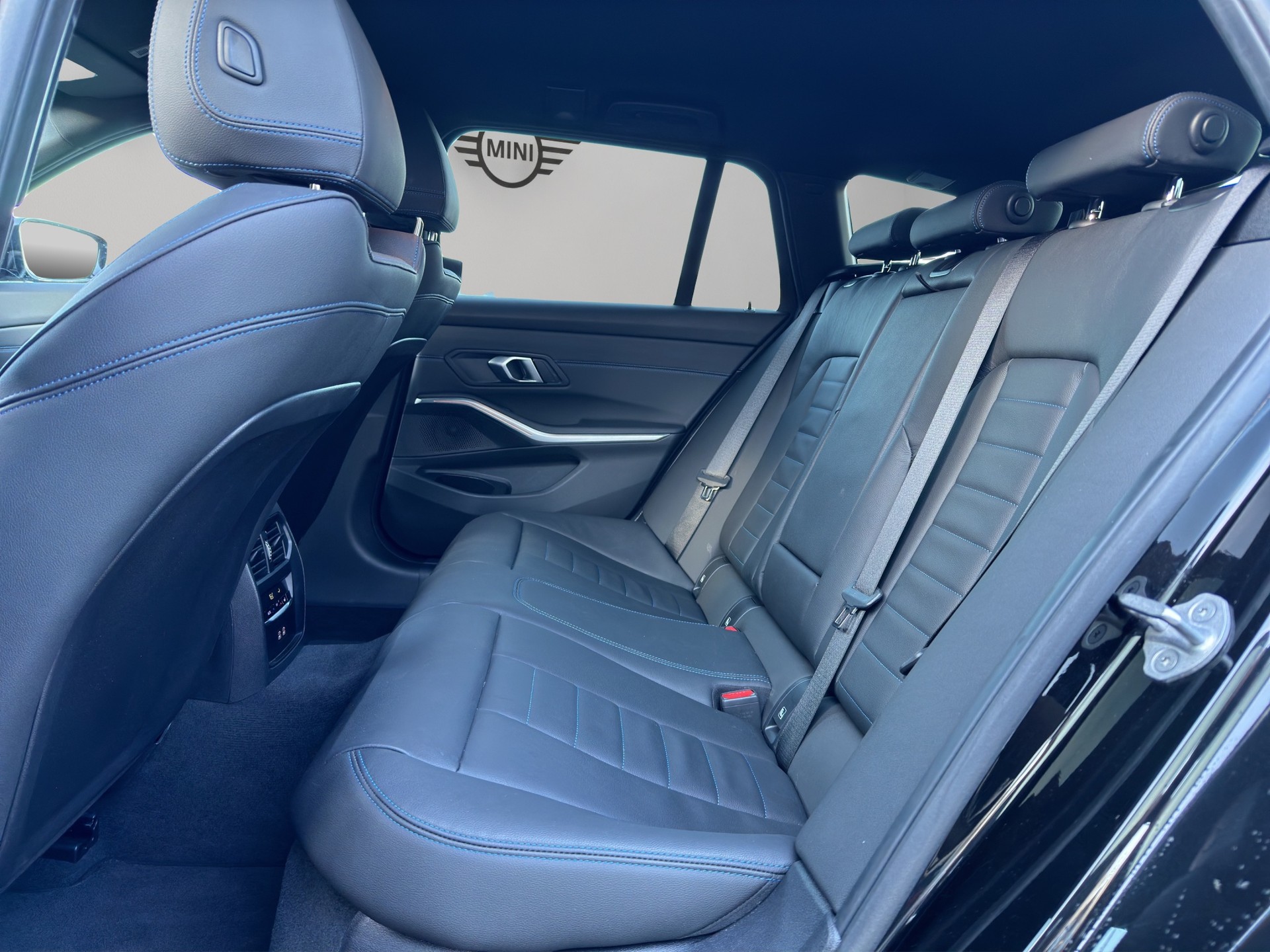 BMW 320d xDrive 48V Touring Steptronic M Sport-image-16