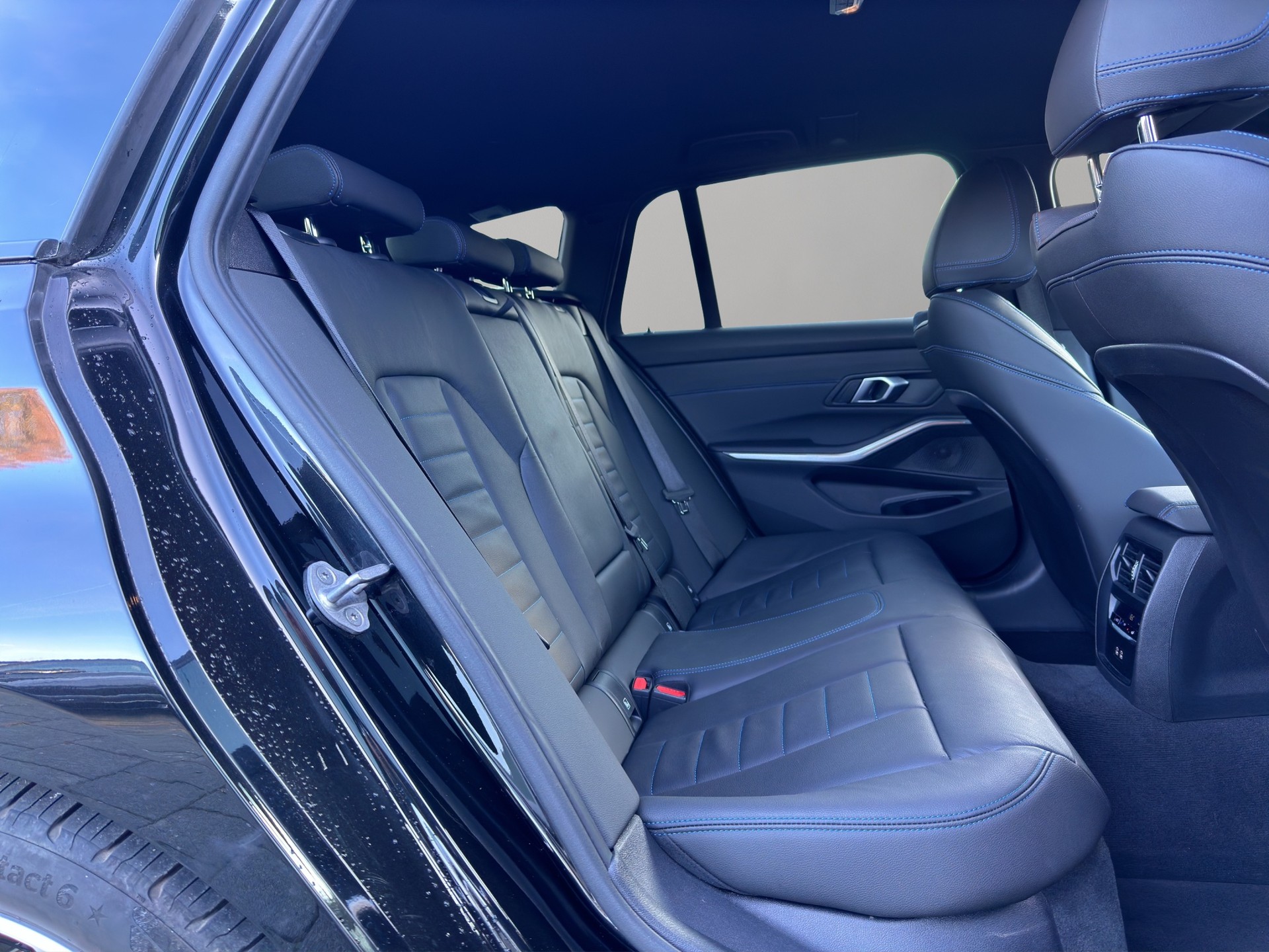 BMW 320d xDrive 48V Touring Steptronic M Sport-image-17