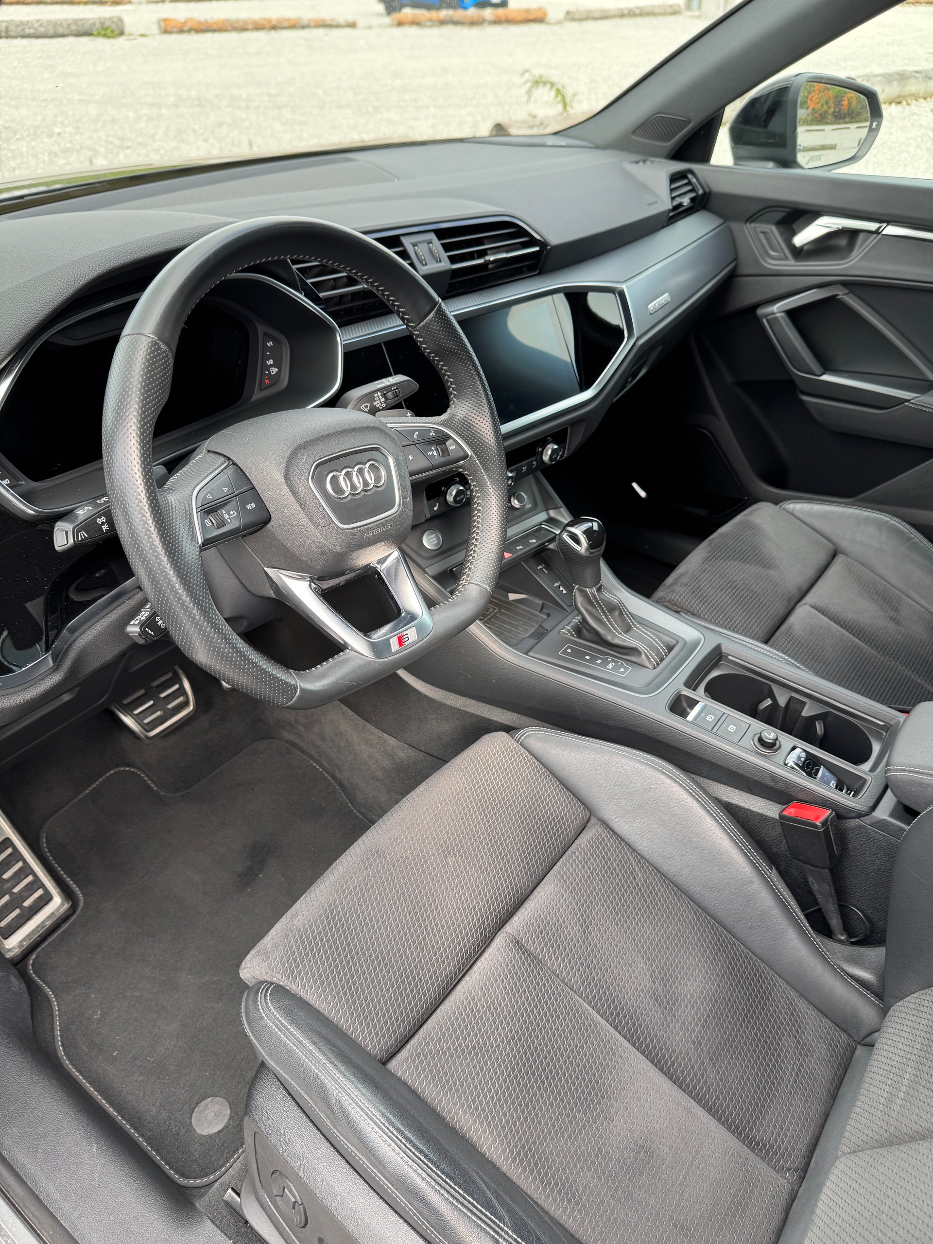 AUDI Q3 45 TFSI quattro S-tronic-image-3